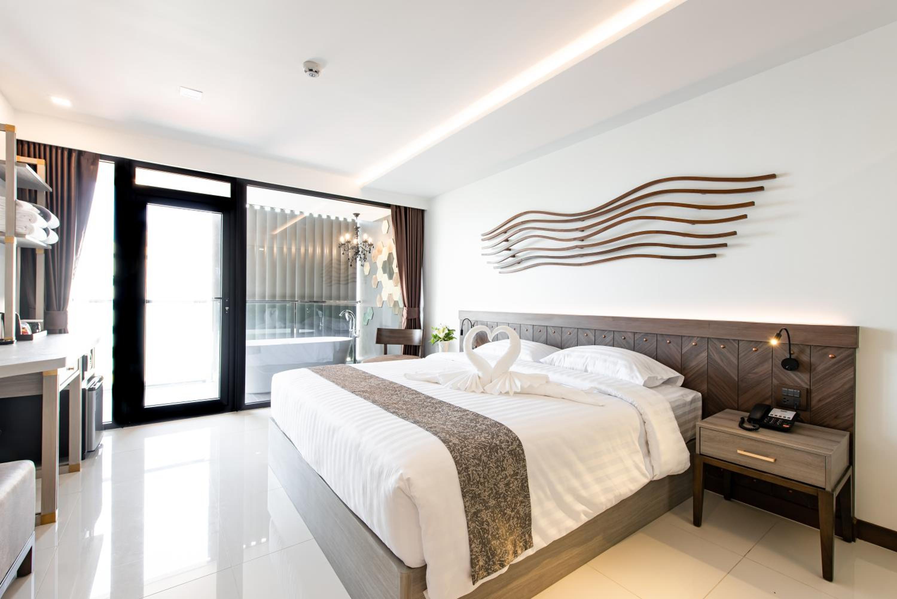 Deluxe Double Room with Sea View - Photo 4