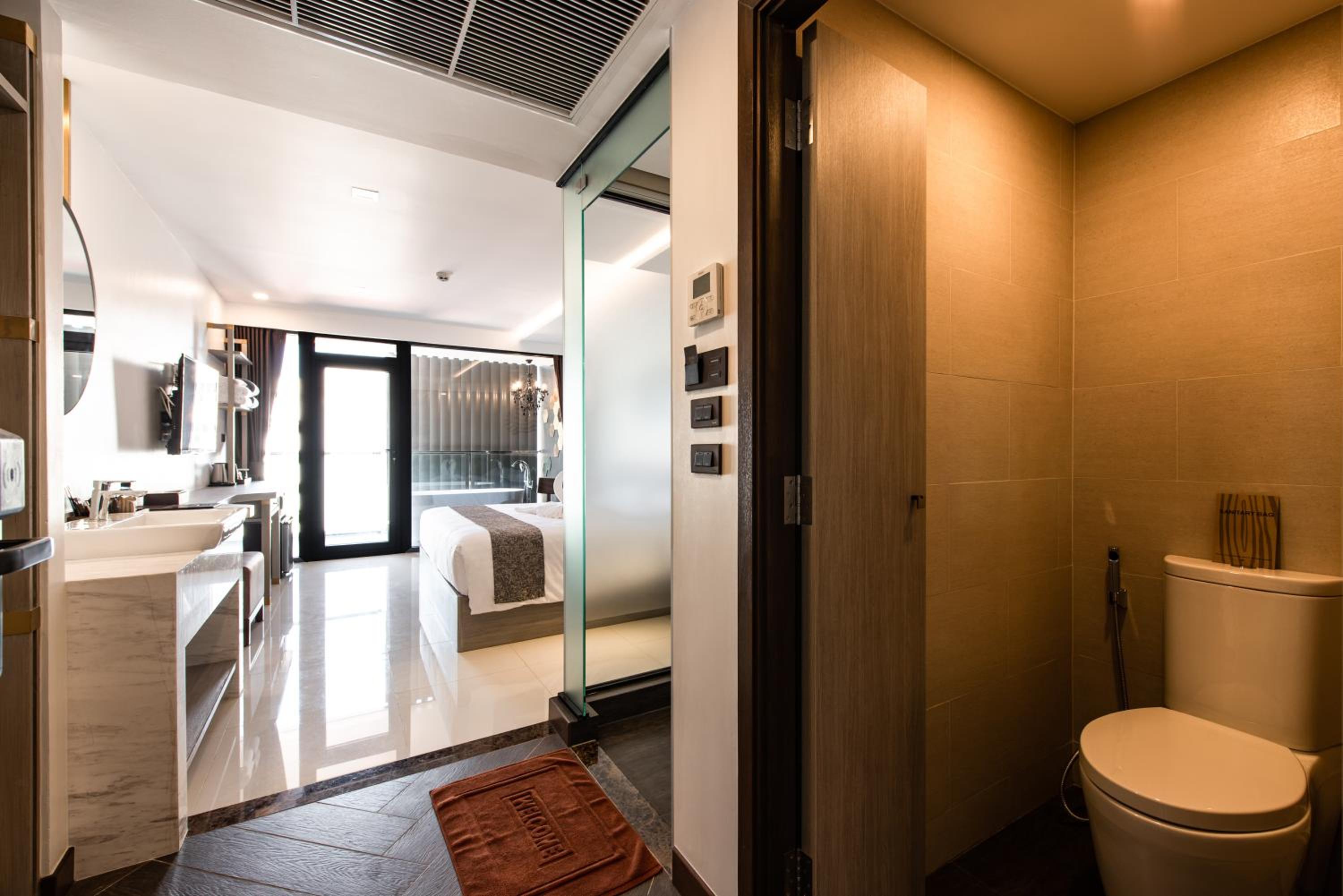 Deluxe Double Room with Sea View - Photo 3