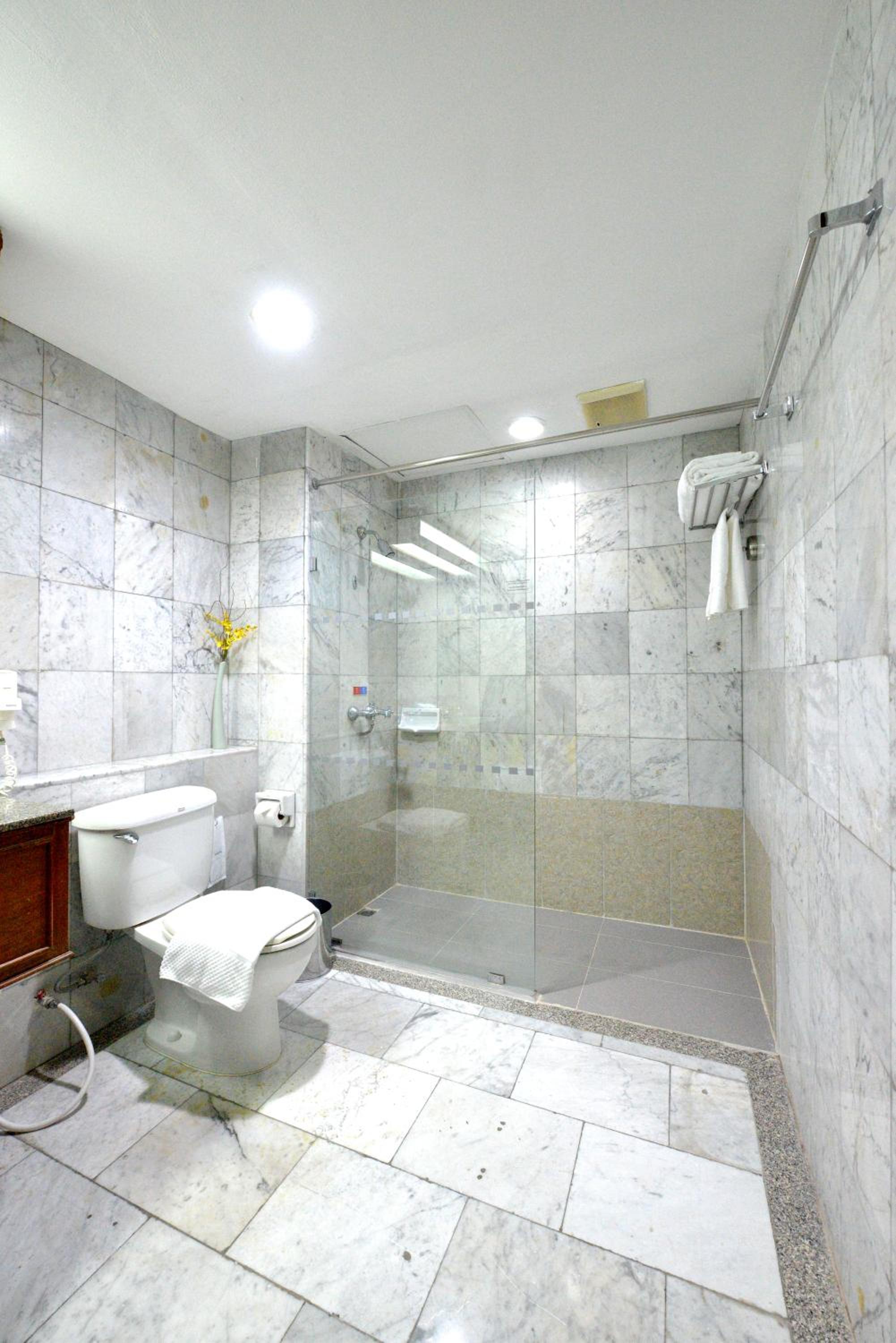 Grand Deluxe King Room - Photo 5