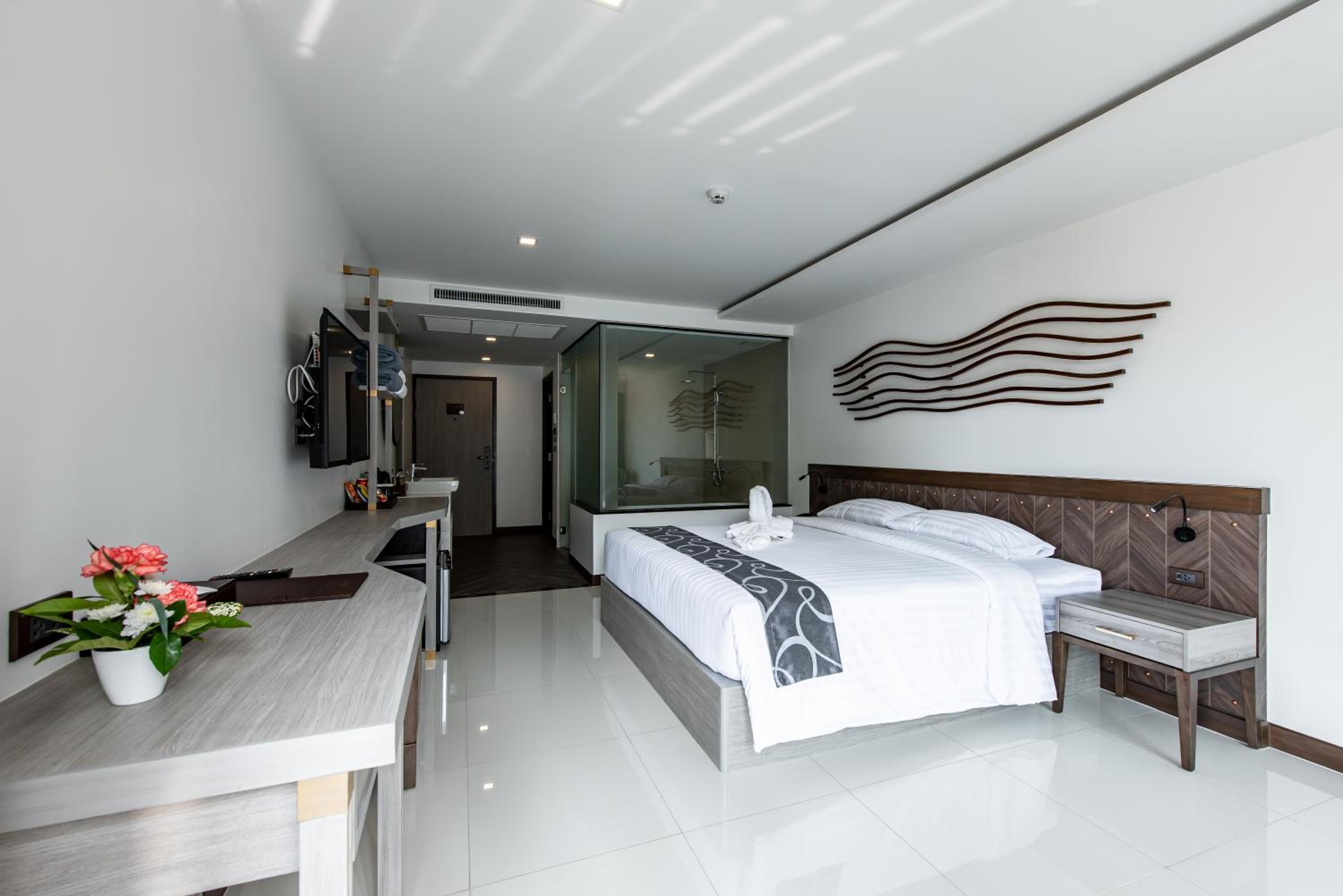 Deluxe Queen Room - Photo 4