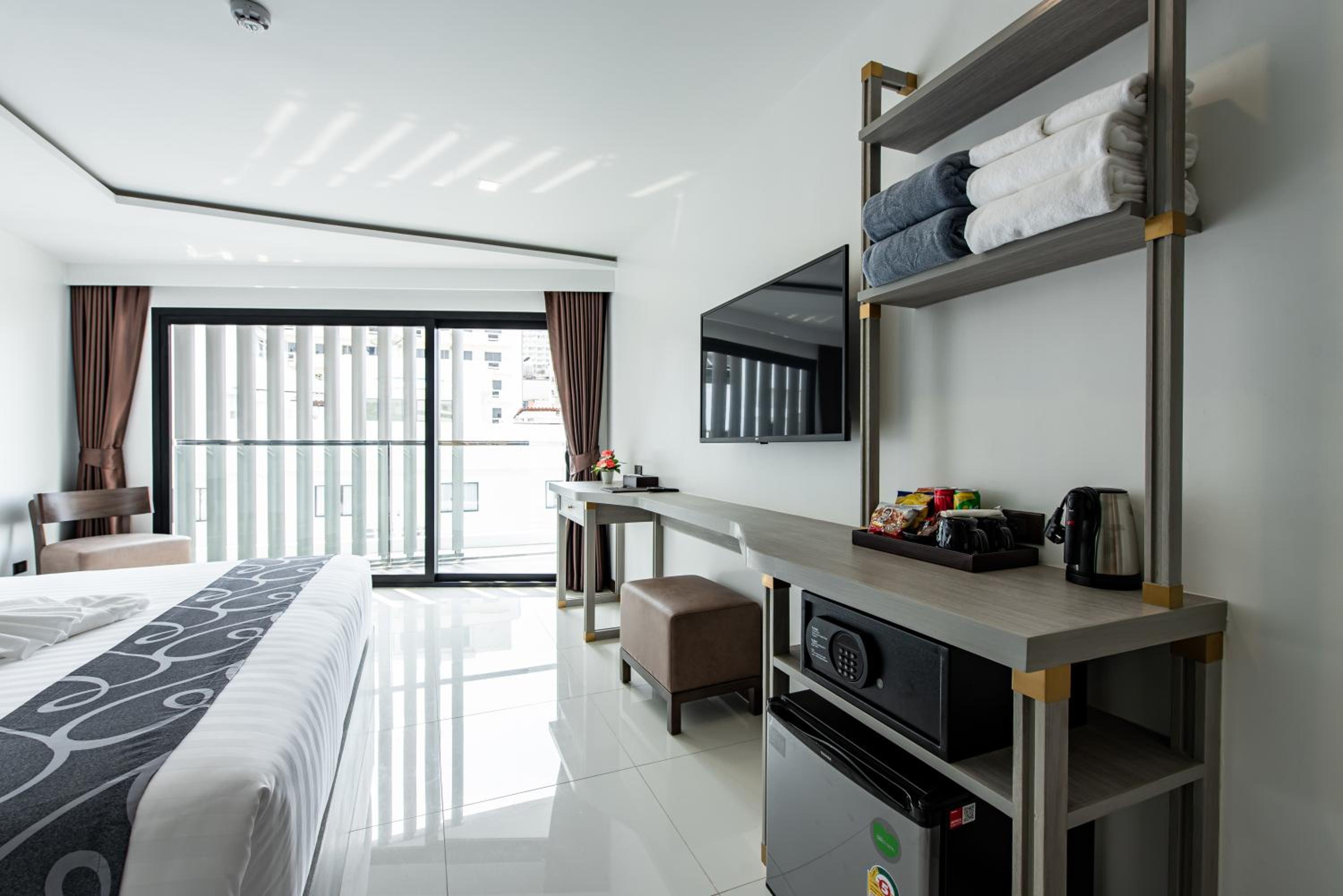 Deluxe Queen Room - Photo 6