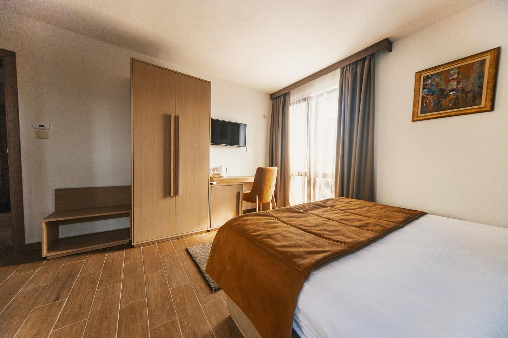 Double Room - Photo 5