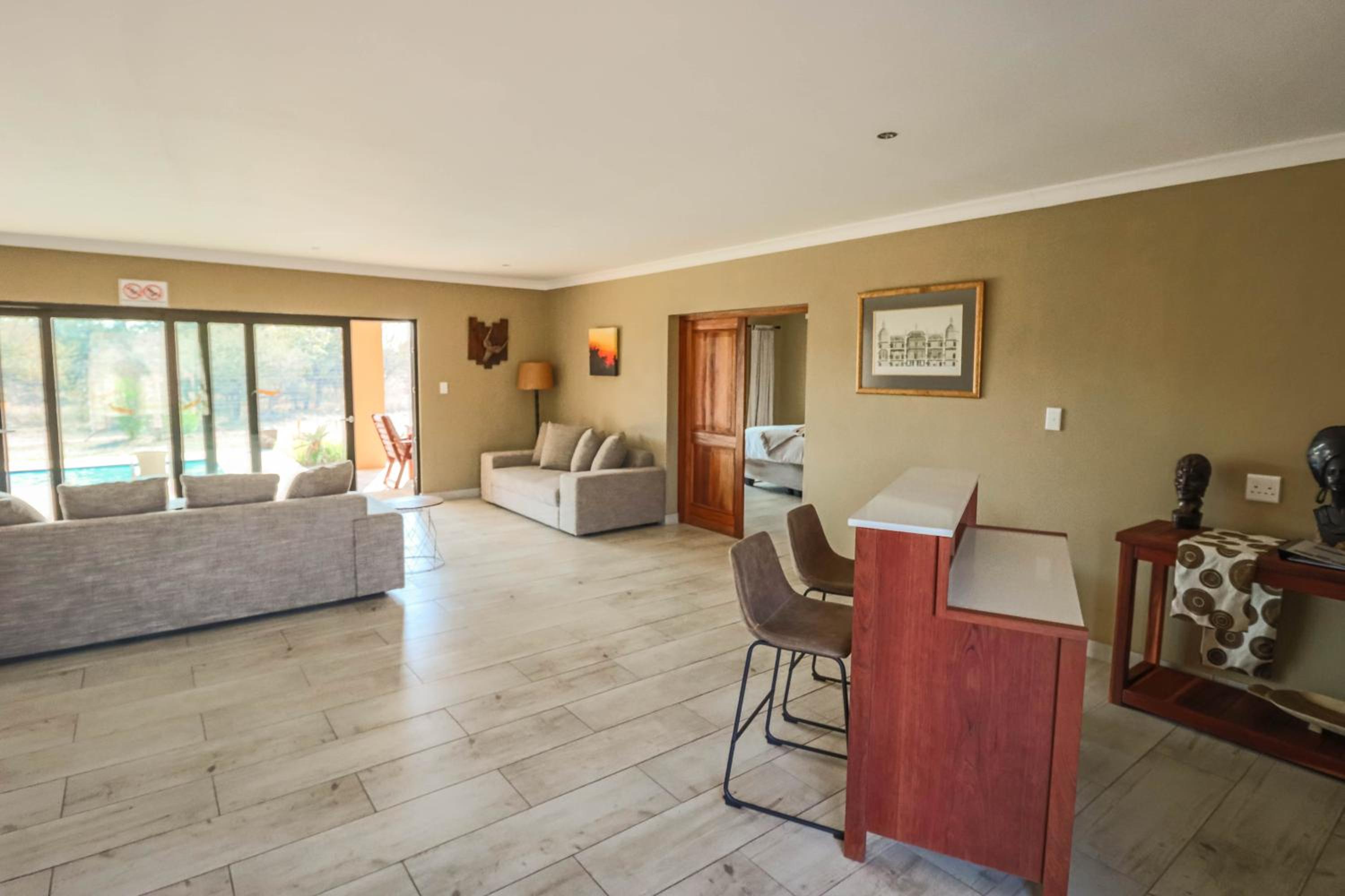 Suite - Photo 7