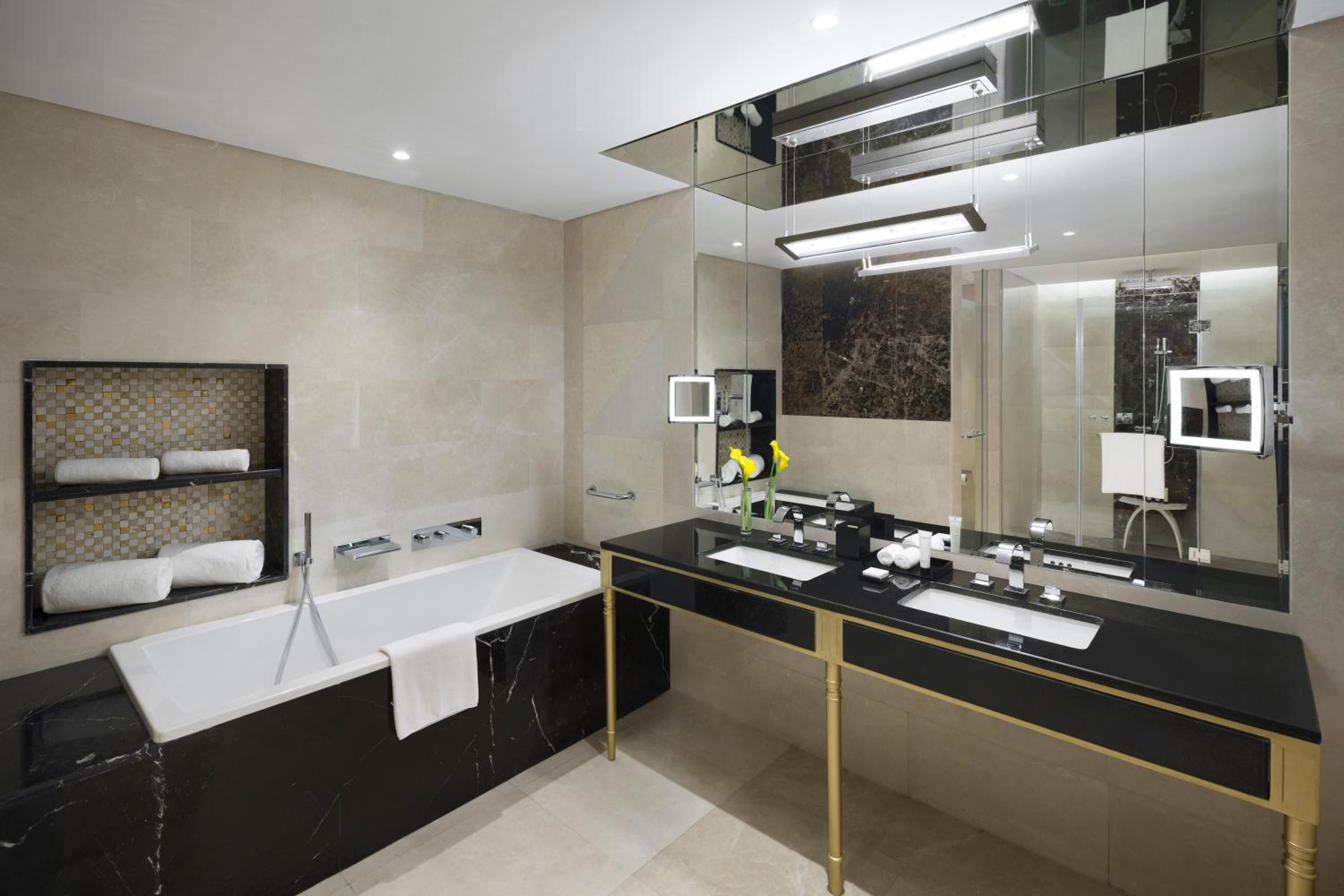 Diplomat Suite - Photo 9