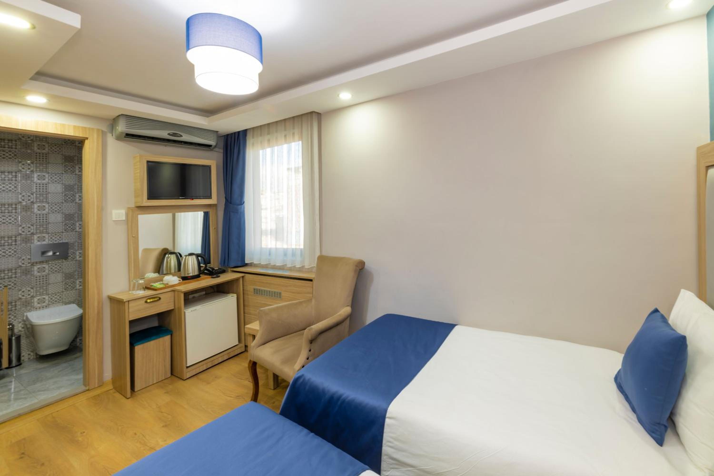 Deluxe Twin Room photo 2