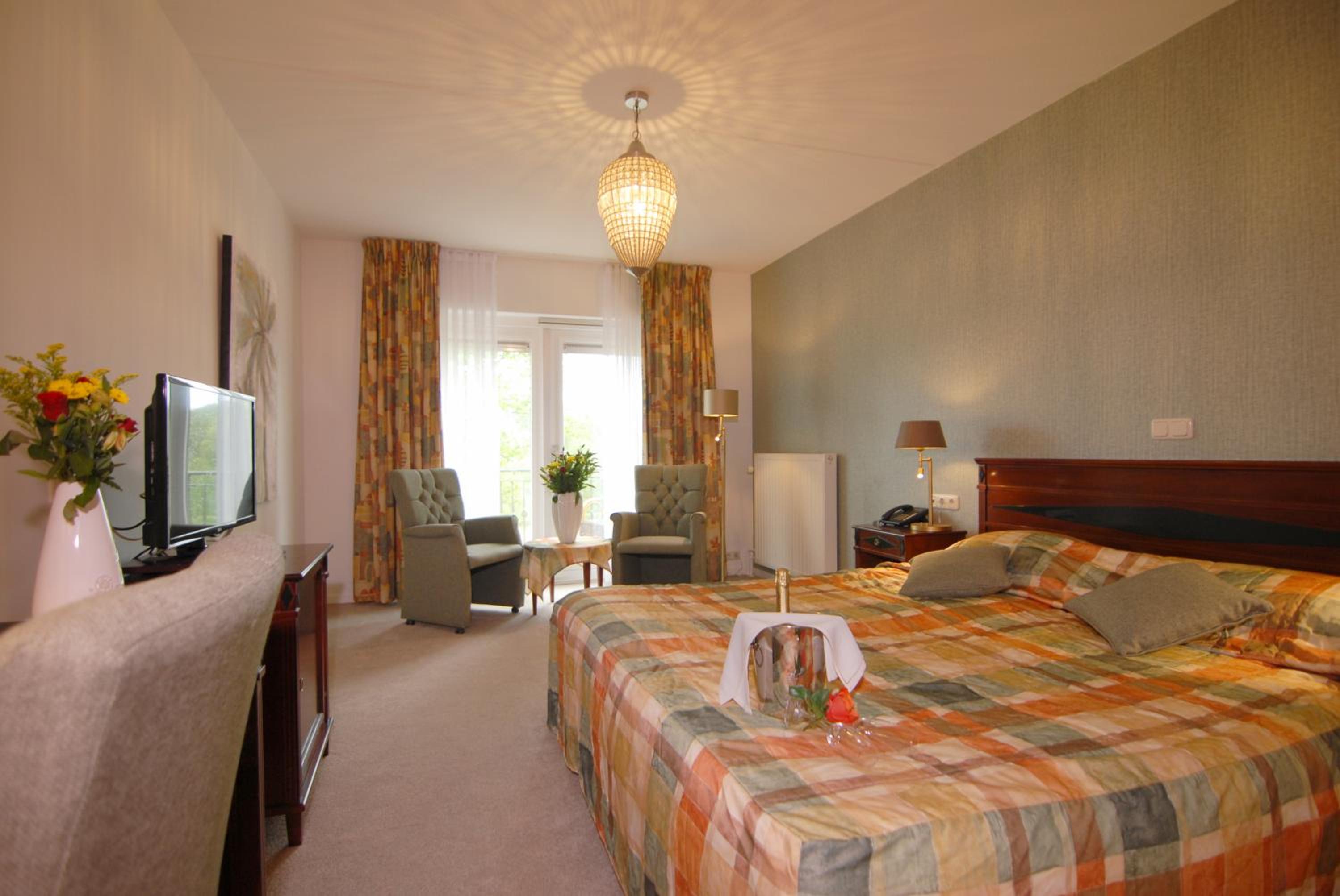 Deluxe Twin Room with Balcony photo 2