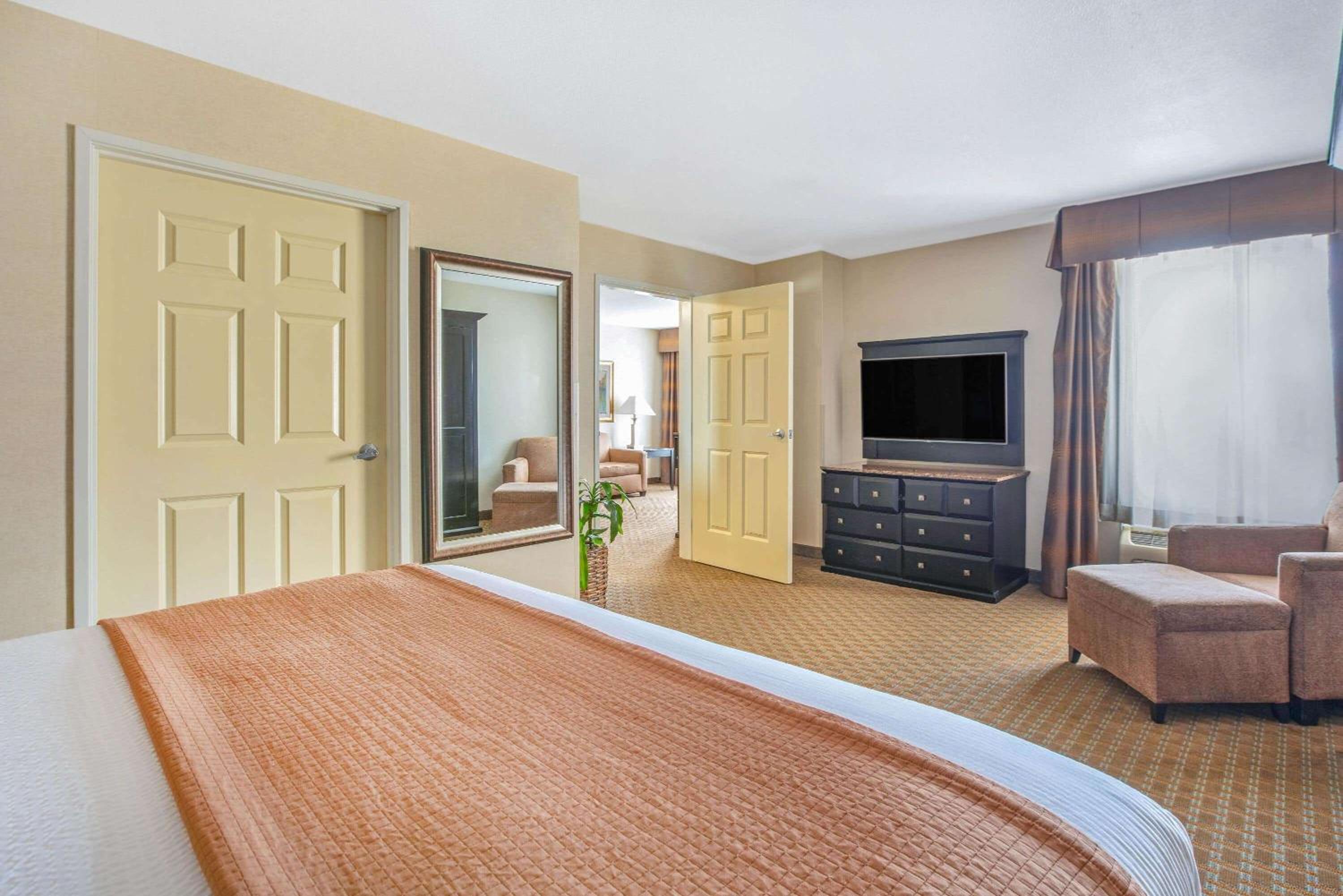 Two-Room King Suite - Non-Smoking - Photo 2