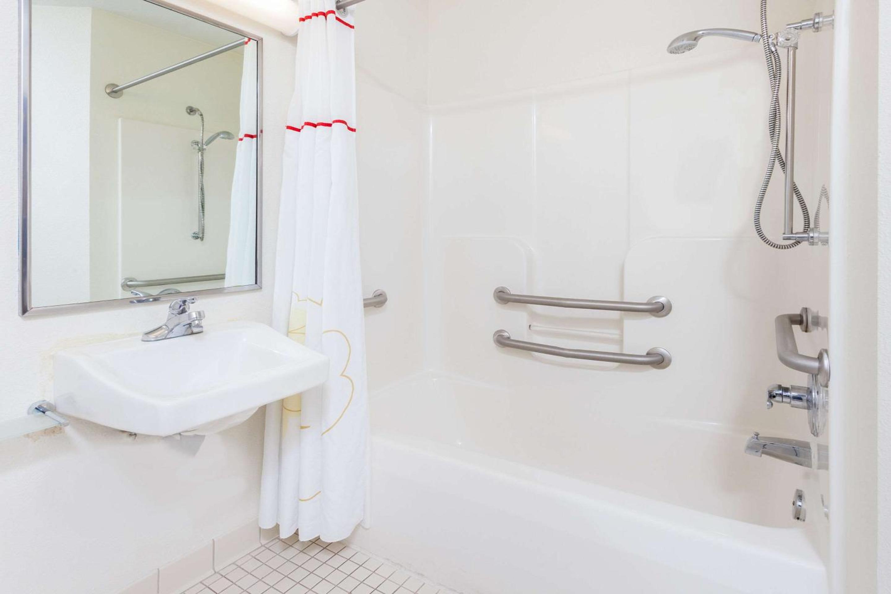 Queen Suite with Accessible Tub and Sofabed - Accessible/Non Smoking - Photo 4