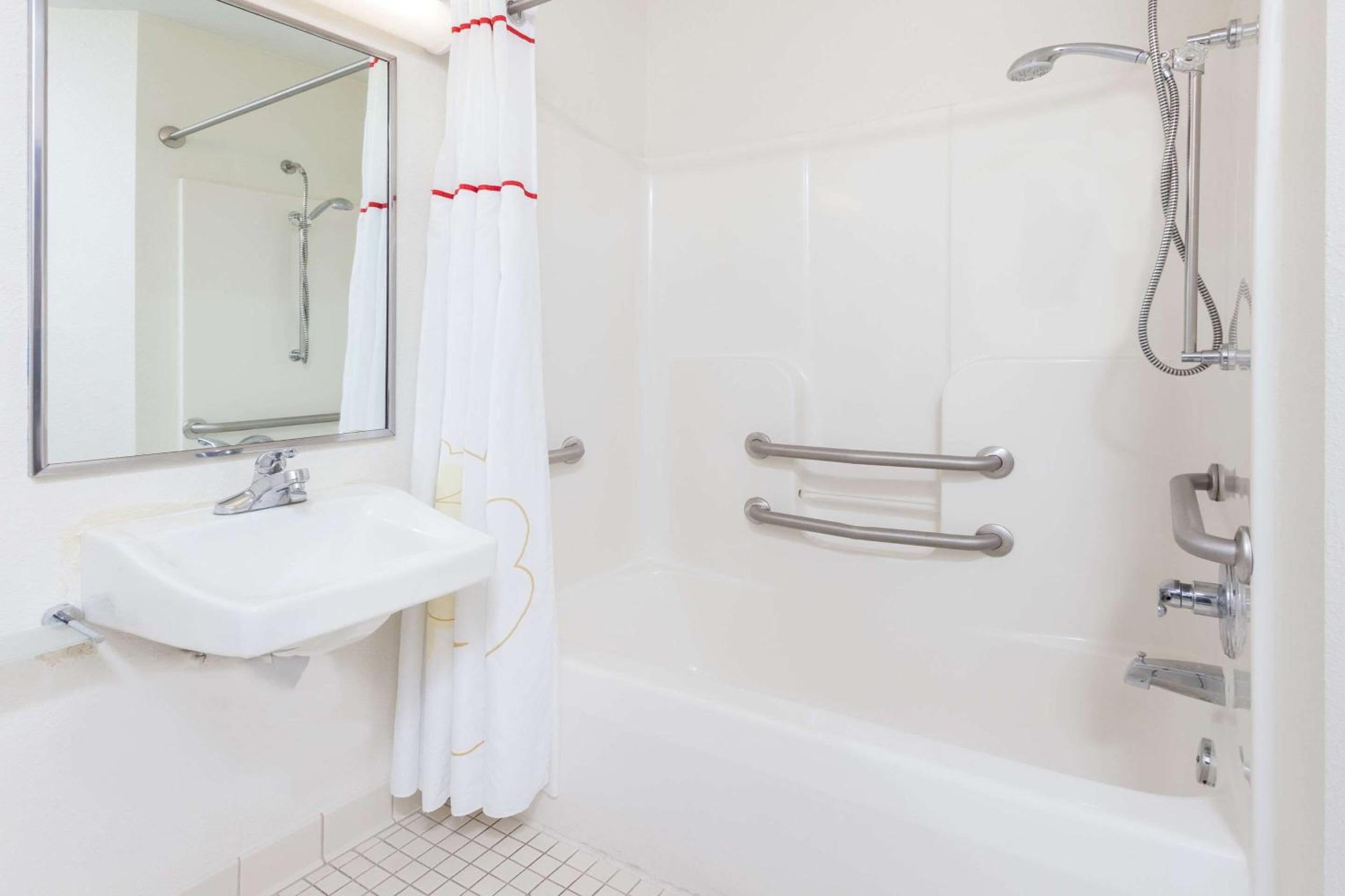 Queen Room with Tub - Accessible/Non-Smoking - Photo 2