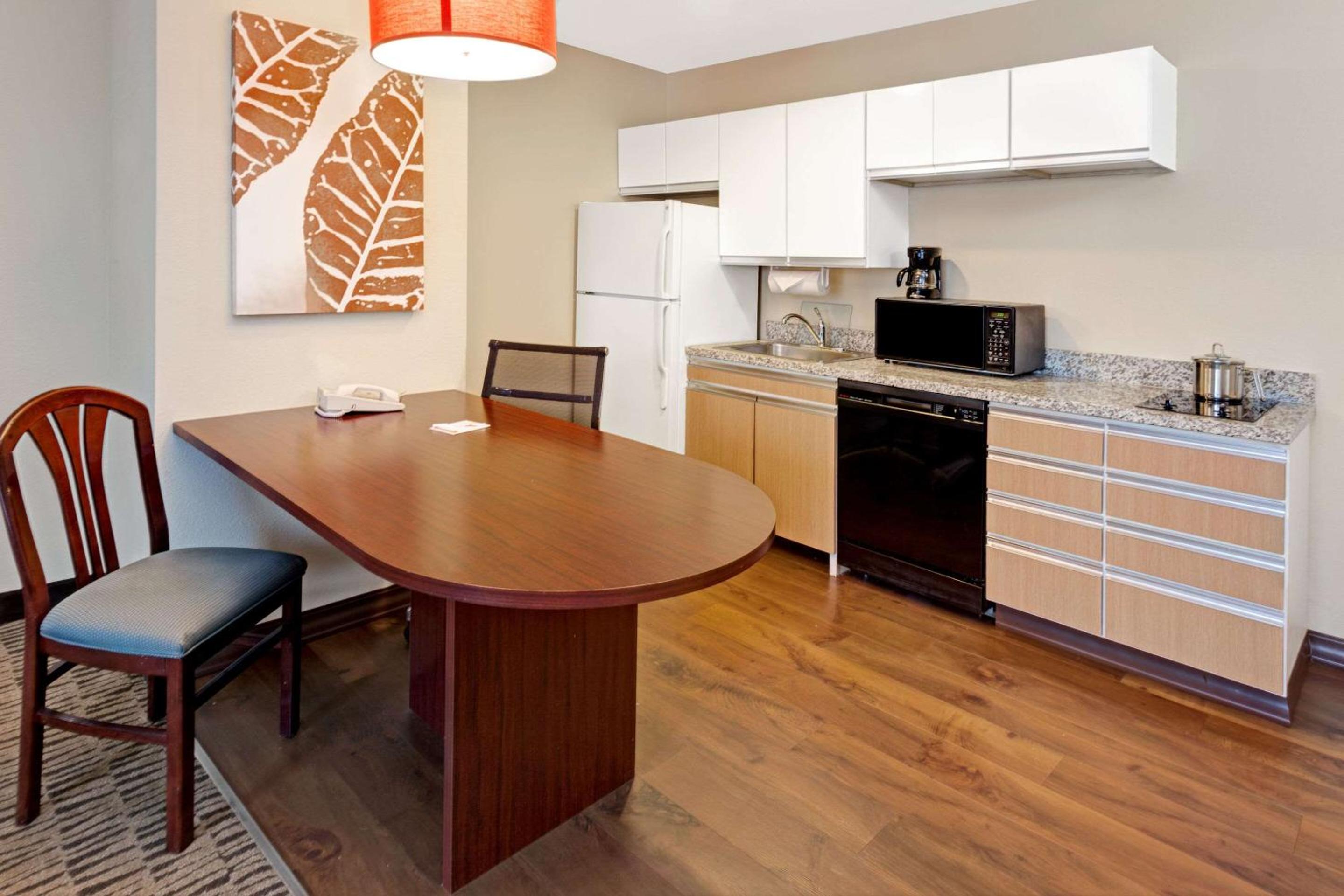 Queen Suite with Roll-In Shower and Sofabed - Accessible/Non Smoking photo 2