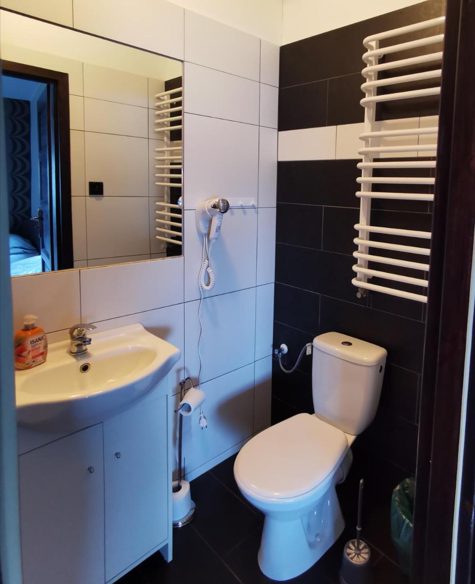 Quadruple Room with Private Bathroom - Photo 3