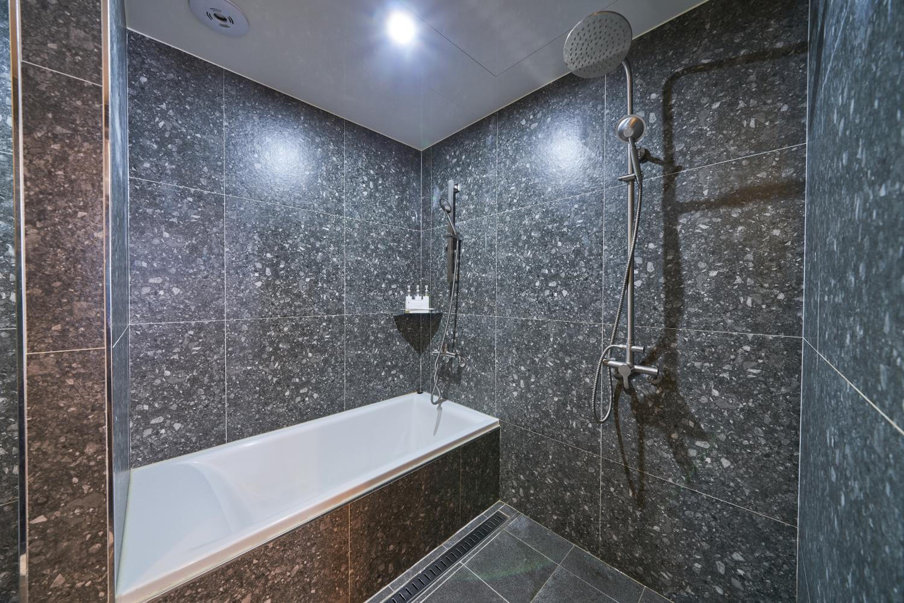 Deluxe Double Room with Bath - Photo 3