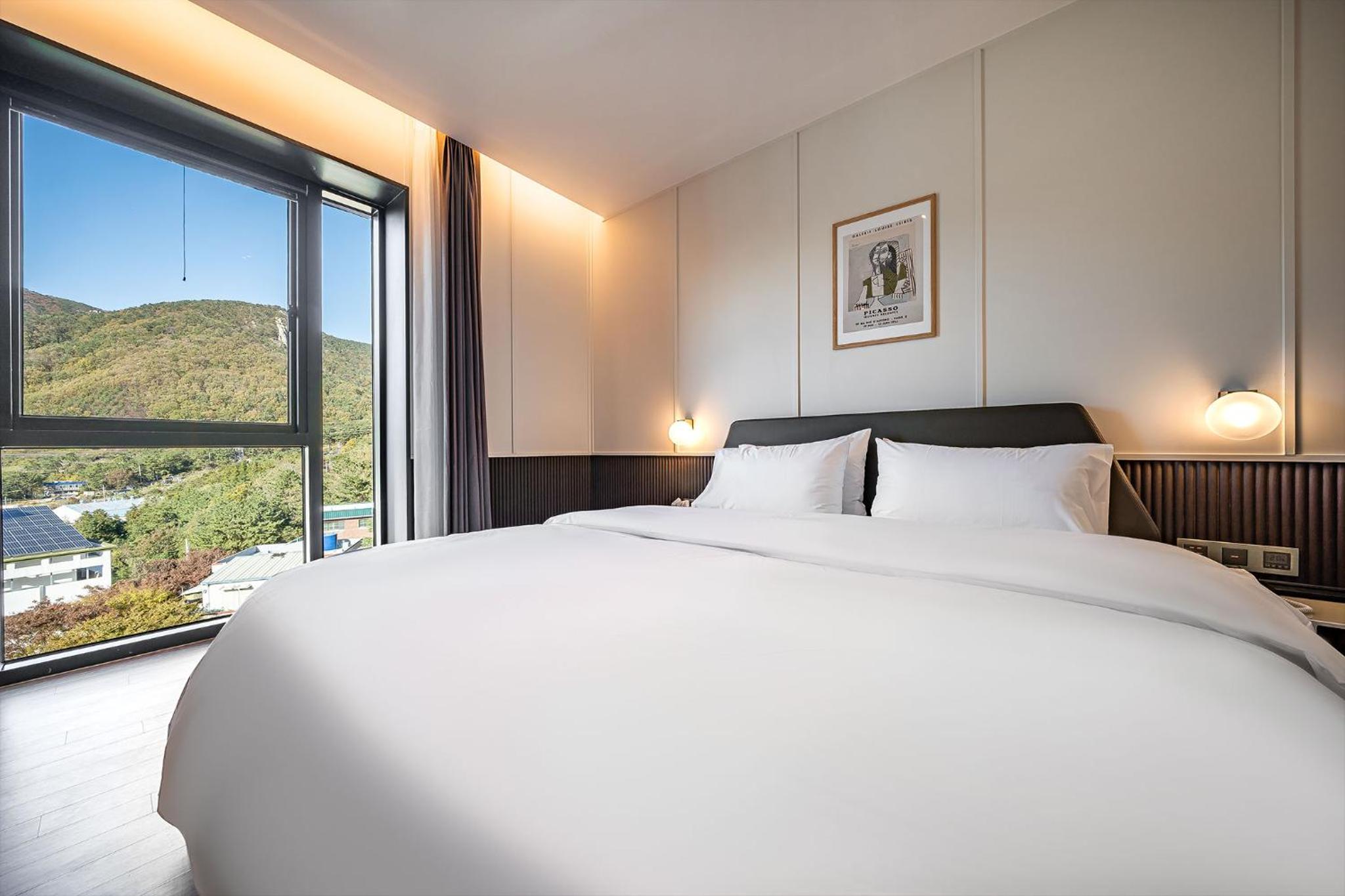 Deluxe Double Room - Photo 13