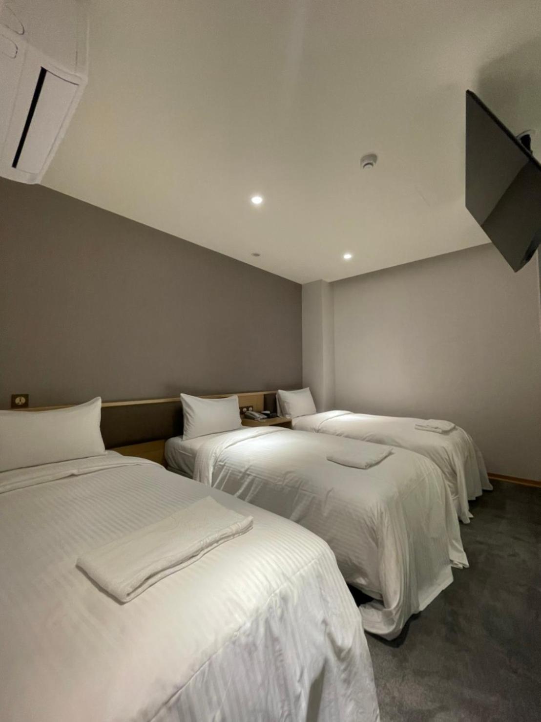 Economy Triple Room without Window photo 2