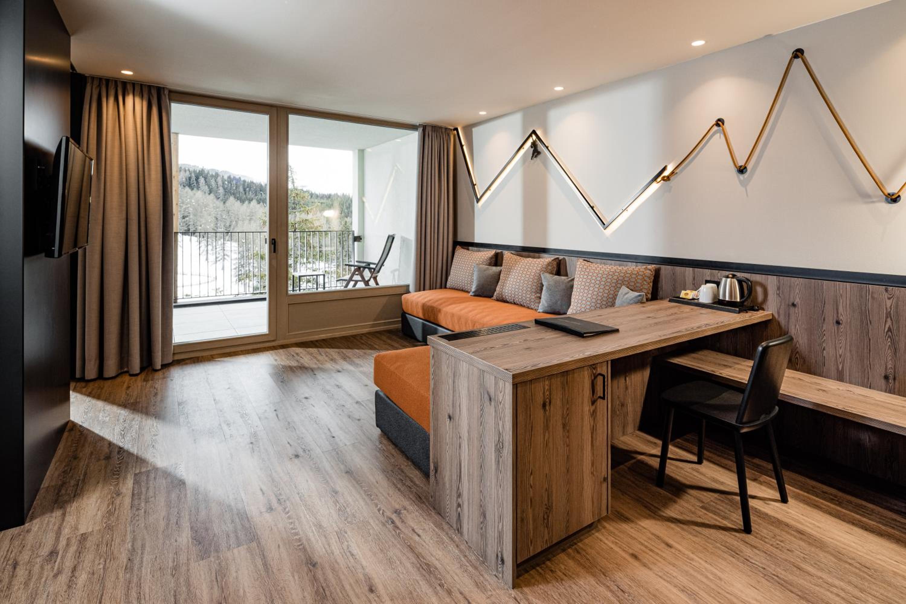 Suite - Photo 1