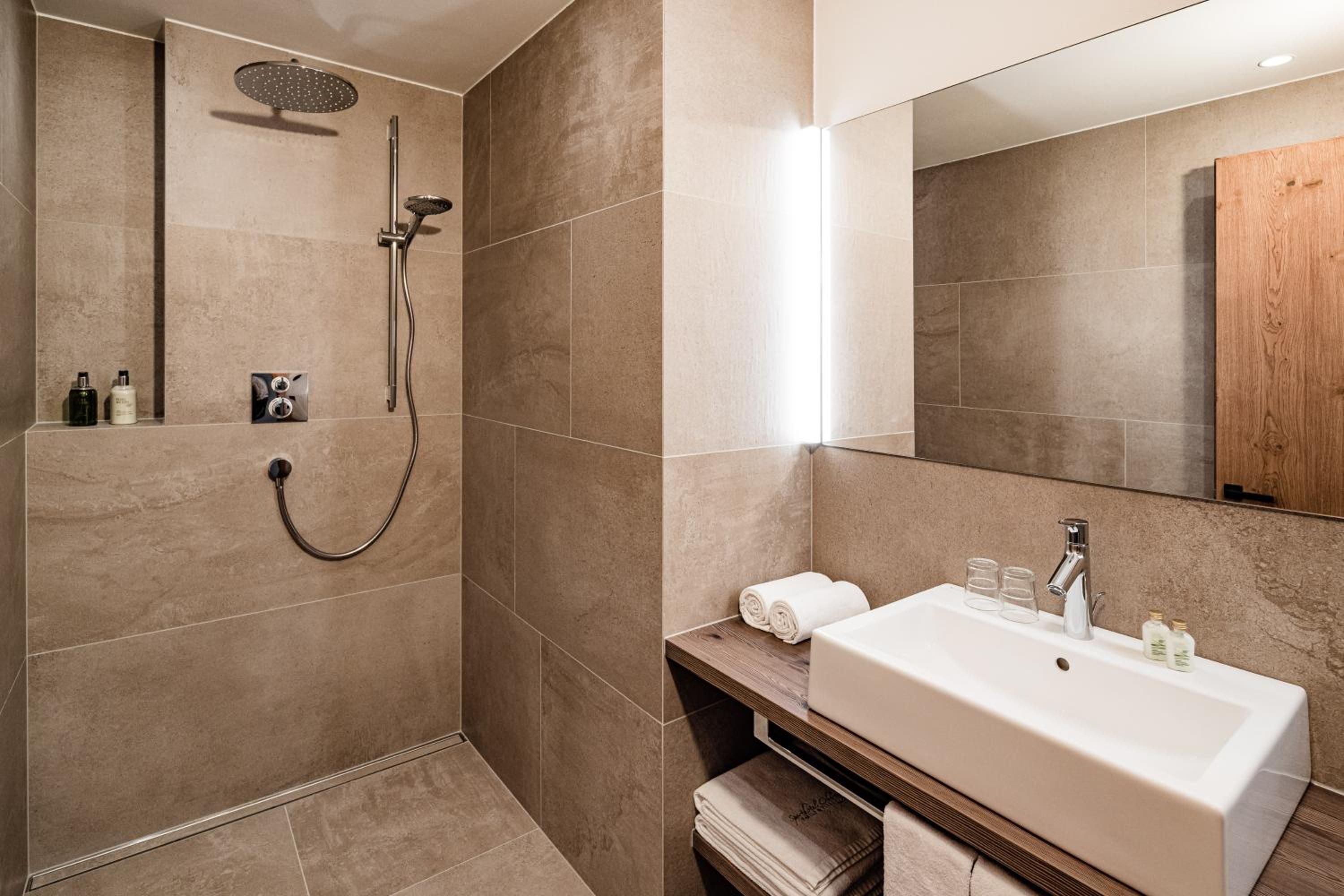 Deluxe Suite - Photo 3