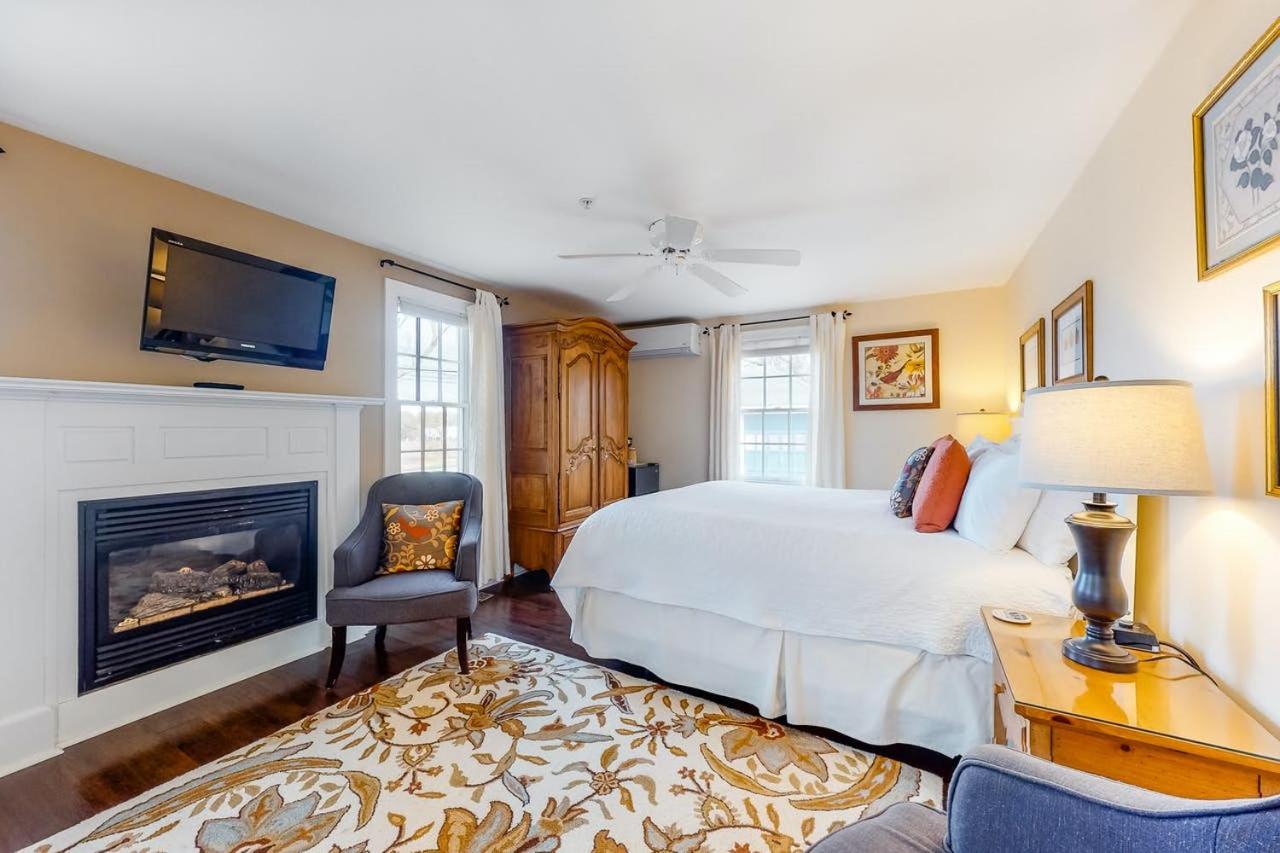 Standard King Room photo 3