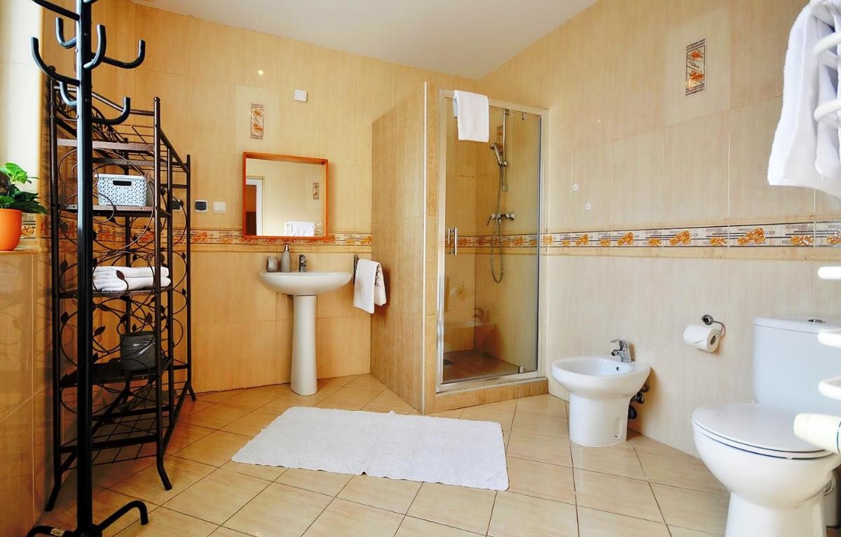 Apartment with Terrace - Photo 14