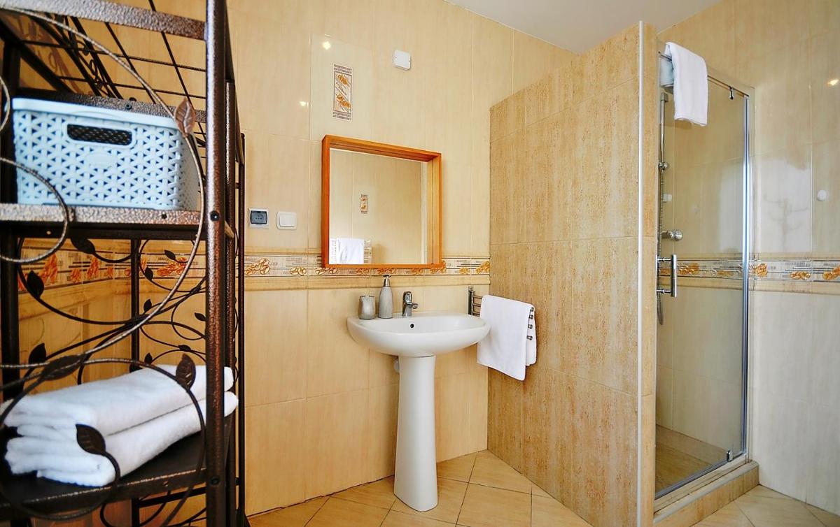 Apartment with Terrace - Photo 13