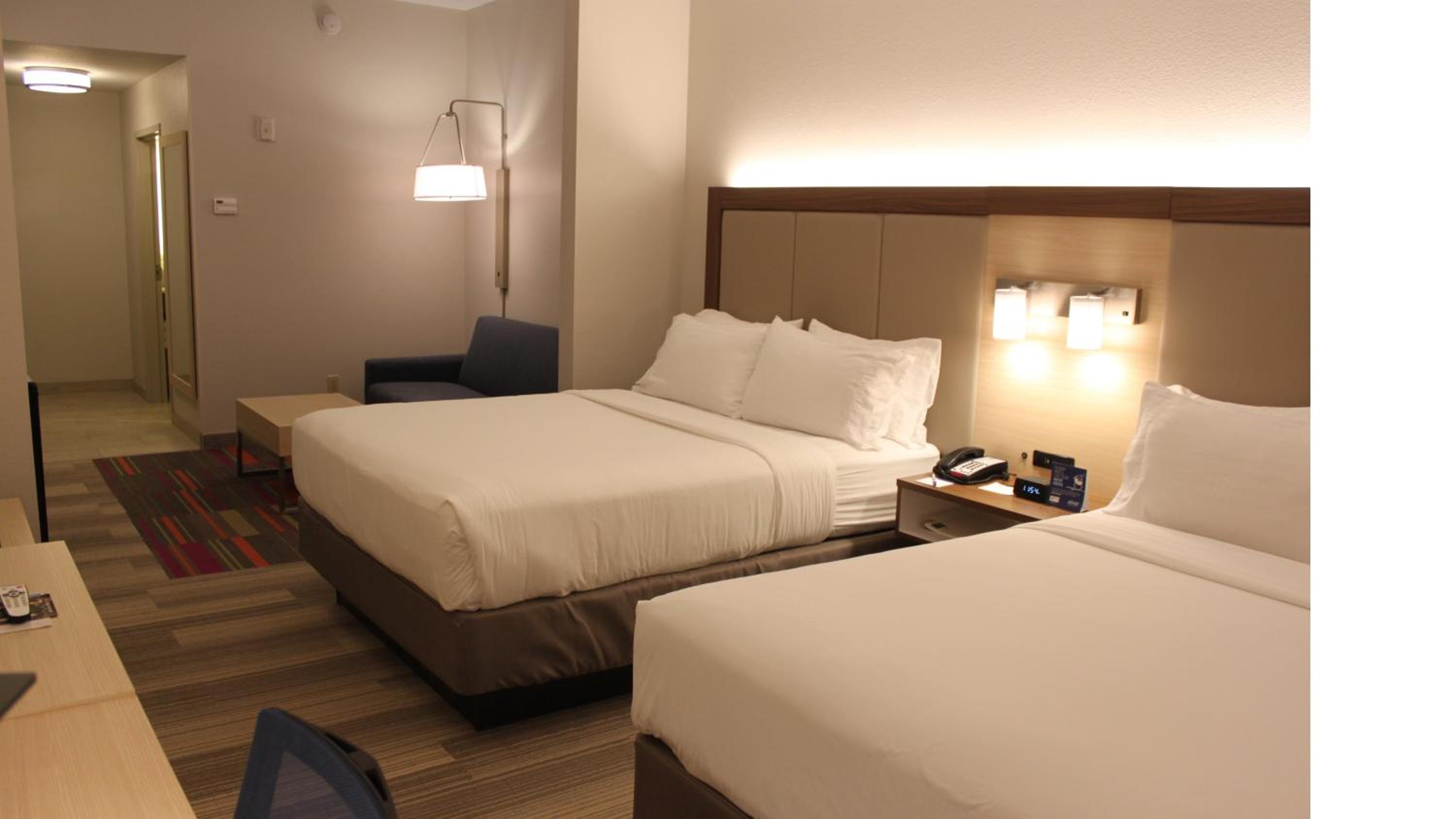 Queen Room with Two Queen Beds and Sofa Bed photo 2