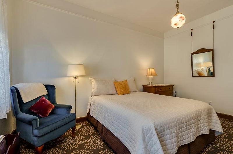Queen Room photo 1