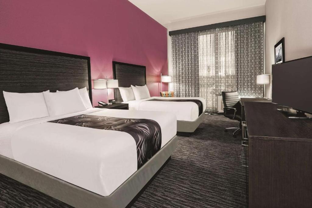 Queen Room with Two Queen Beds photo 3