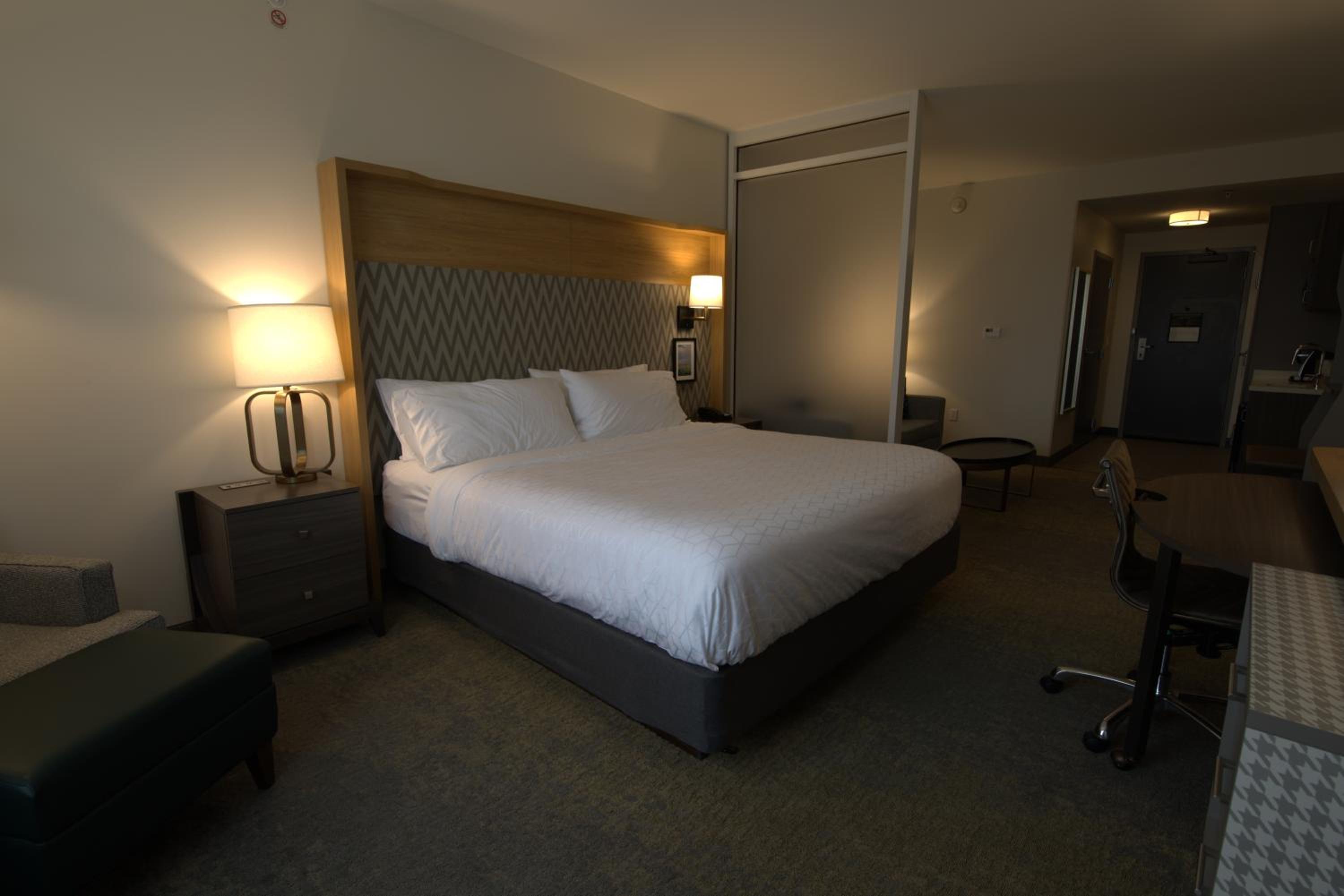 Suite - Hearing Accessible - Non-Smoking