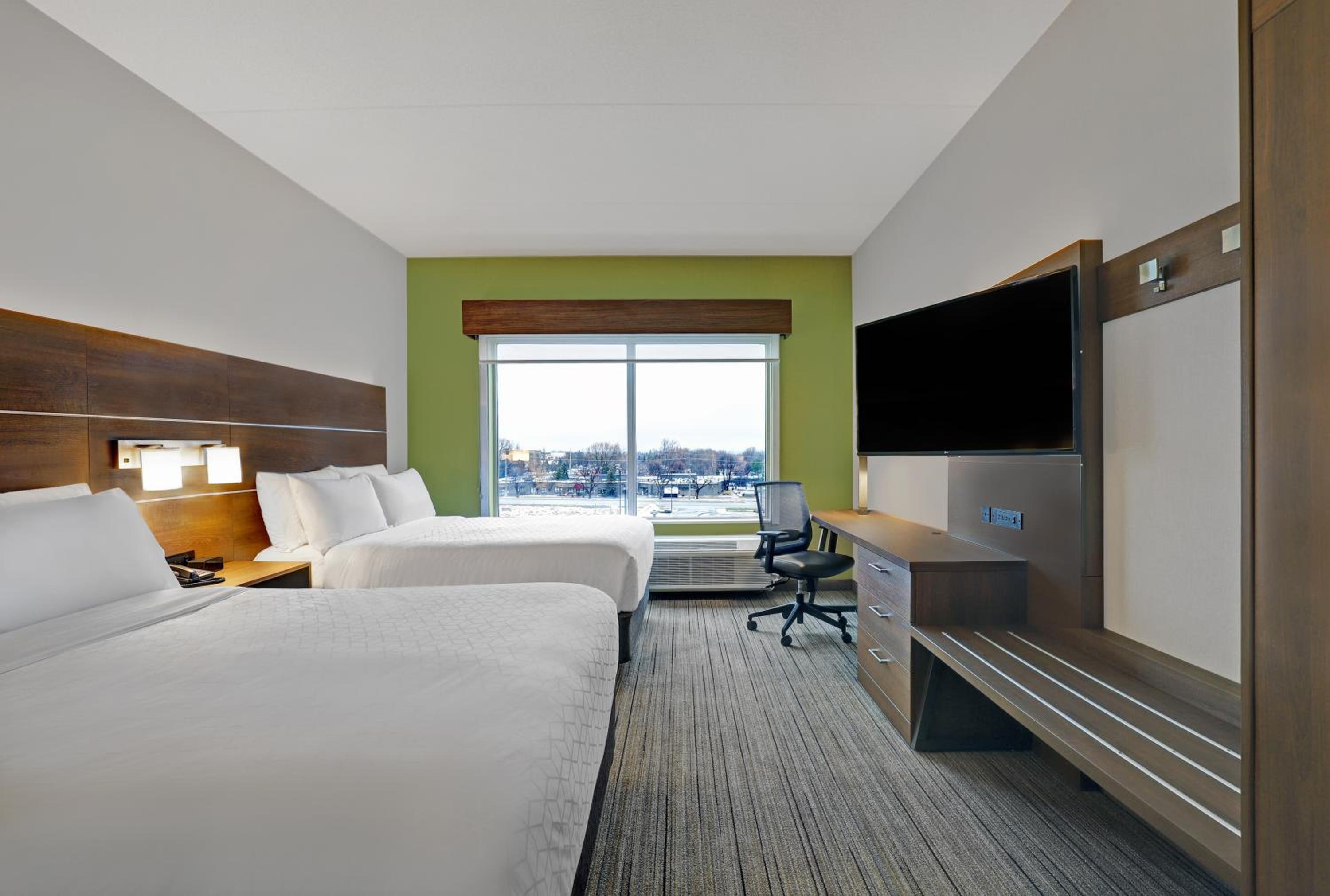 Standard Queen Room with Two Queen Beds - Photo 4