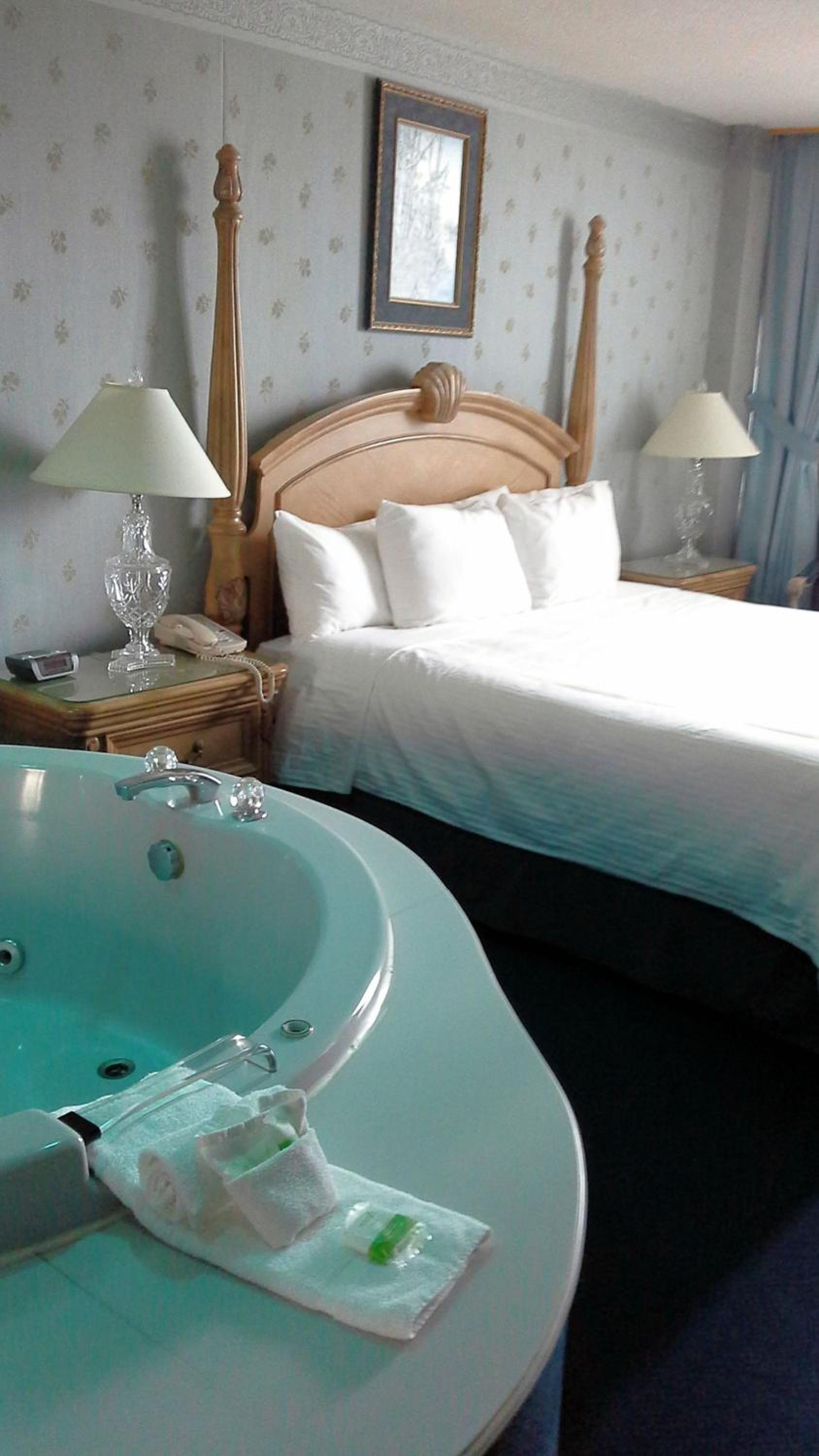 King Room with One King Bed and Jetted Tub - Ground Level - Non-Smoking - Photo 3