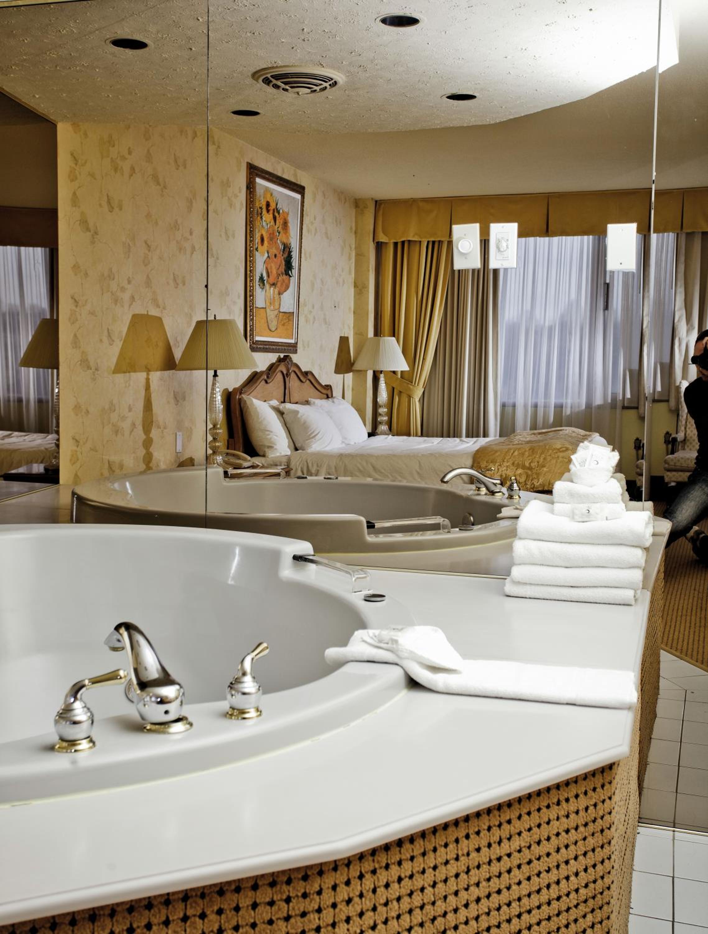King Room with One King Bed and Jetted Tub - Ground Level - Non-Smoking - Photo 6