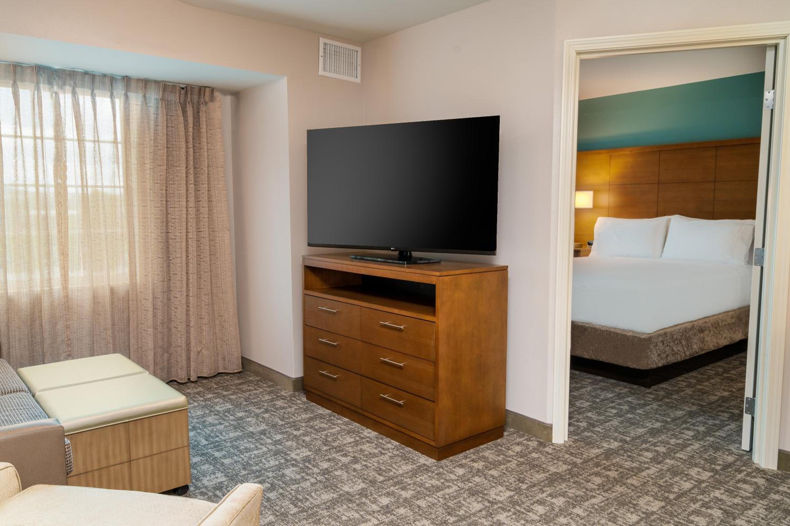 Feature Suite - Non-Smoking - Photo 9