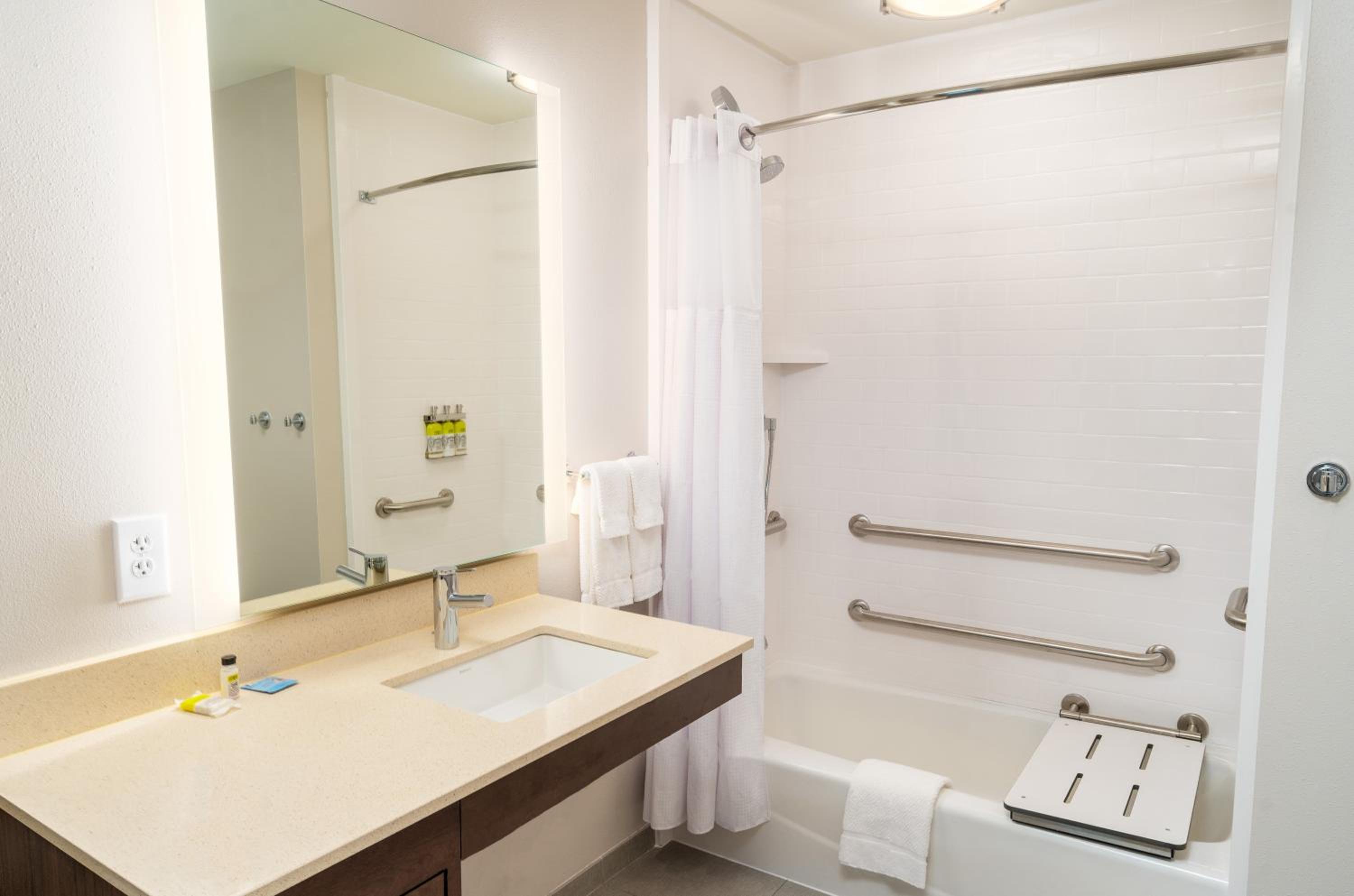King Room - Mobility Access Tub - Non-Smoking - Photo 6