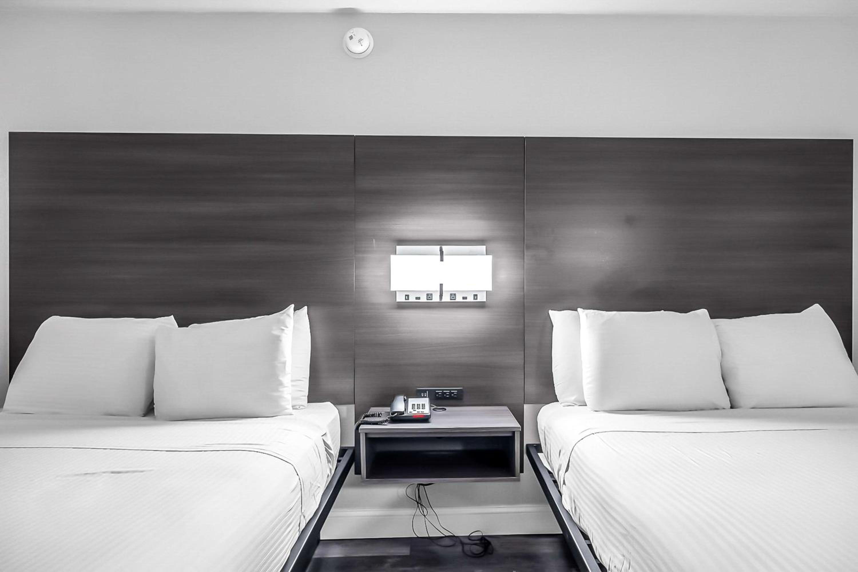 Queen Room with Two Queen Beds - Non-Smoking - Photo 1