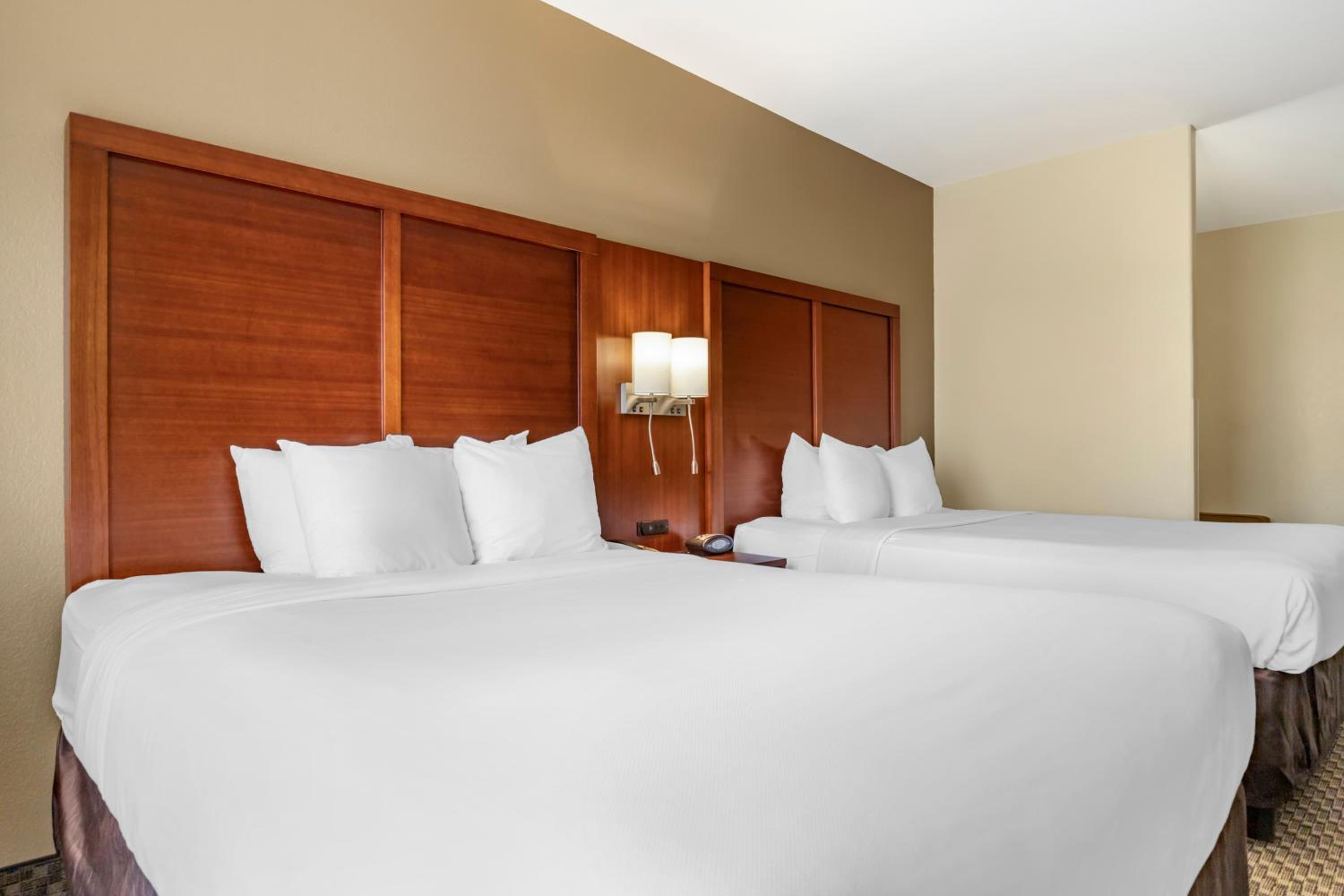 Queen Suite with Two Queen Beds - Non-Smoking - Photo 2
