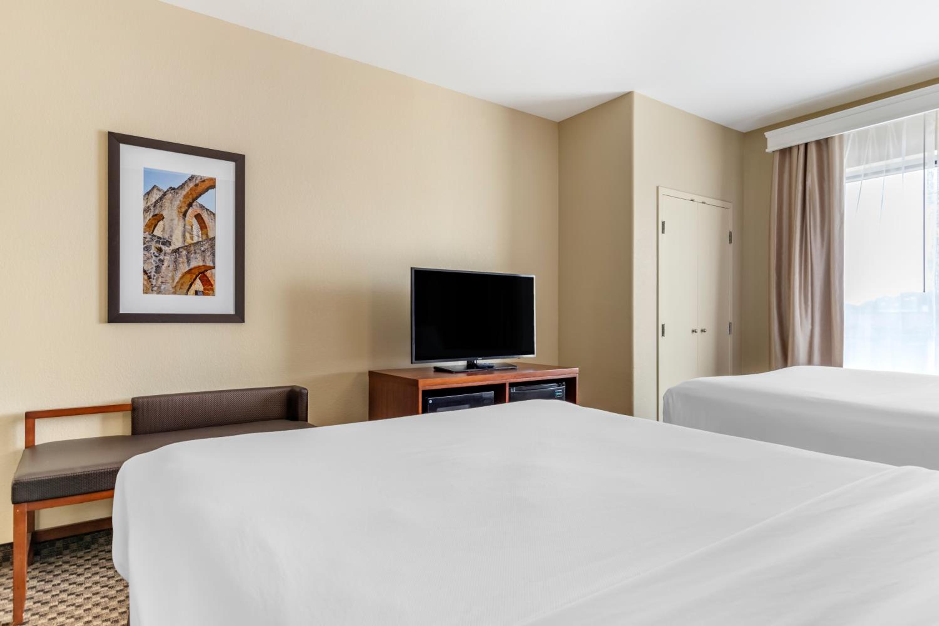 Queen Suite with Two Queen Beds - Non-Smoking - Photo 3