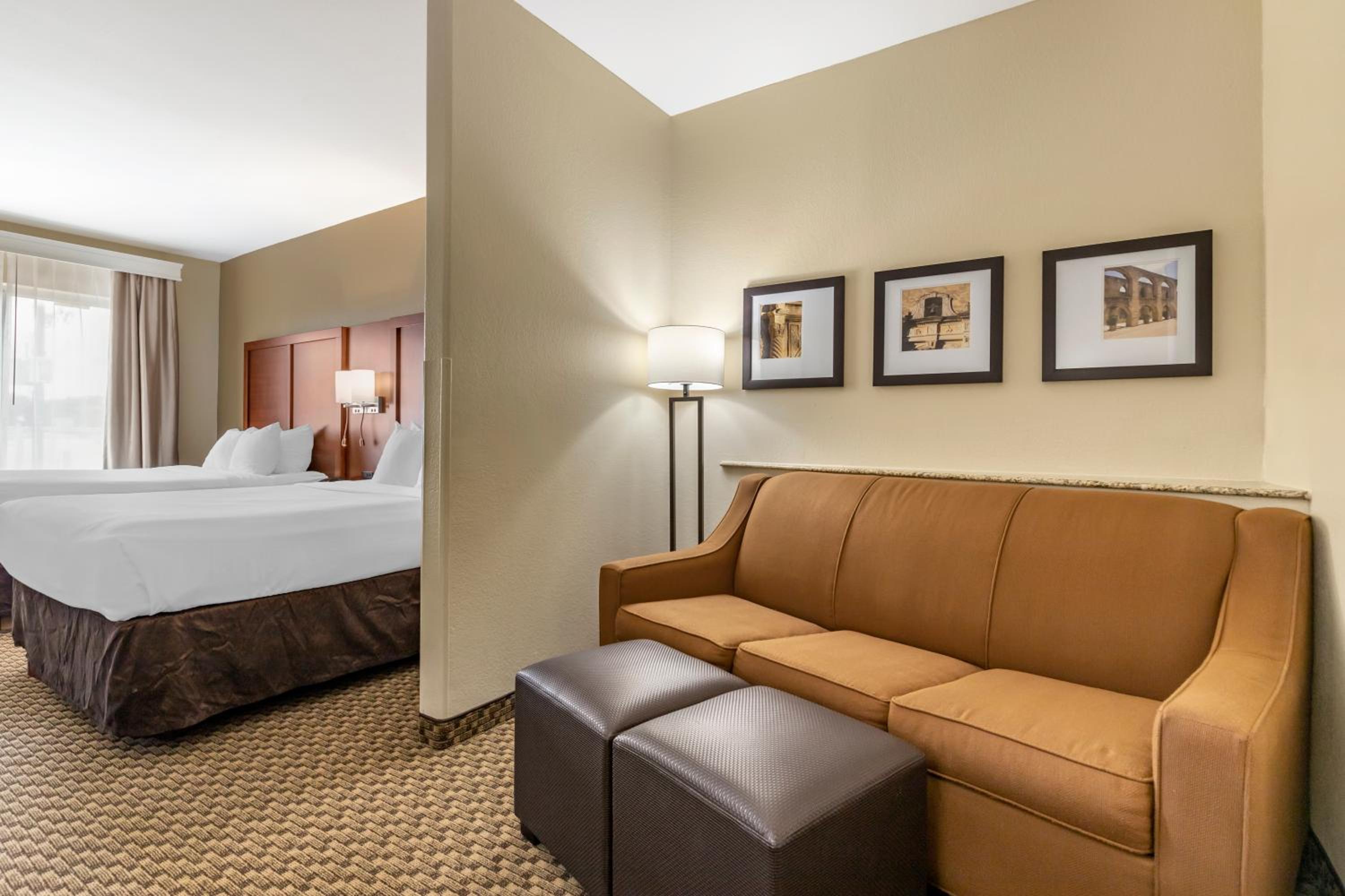 Queen Suite with Two Queen Beds - Non-Smoking - Photo 4