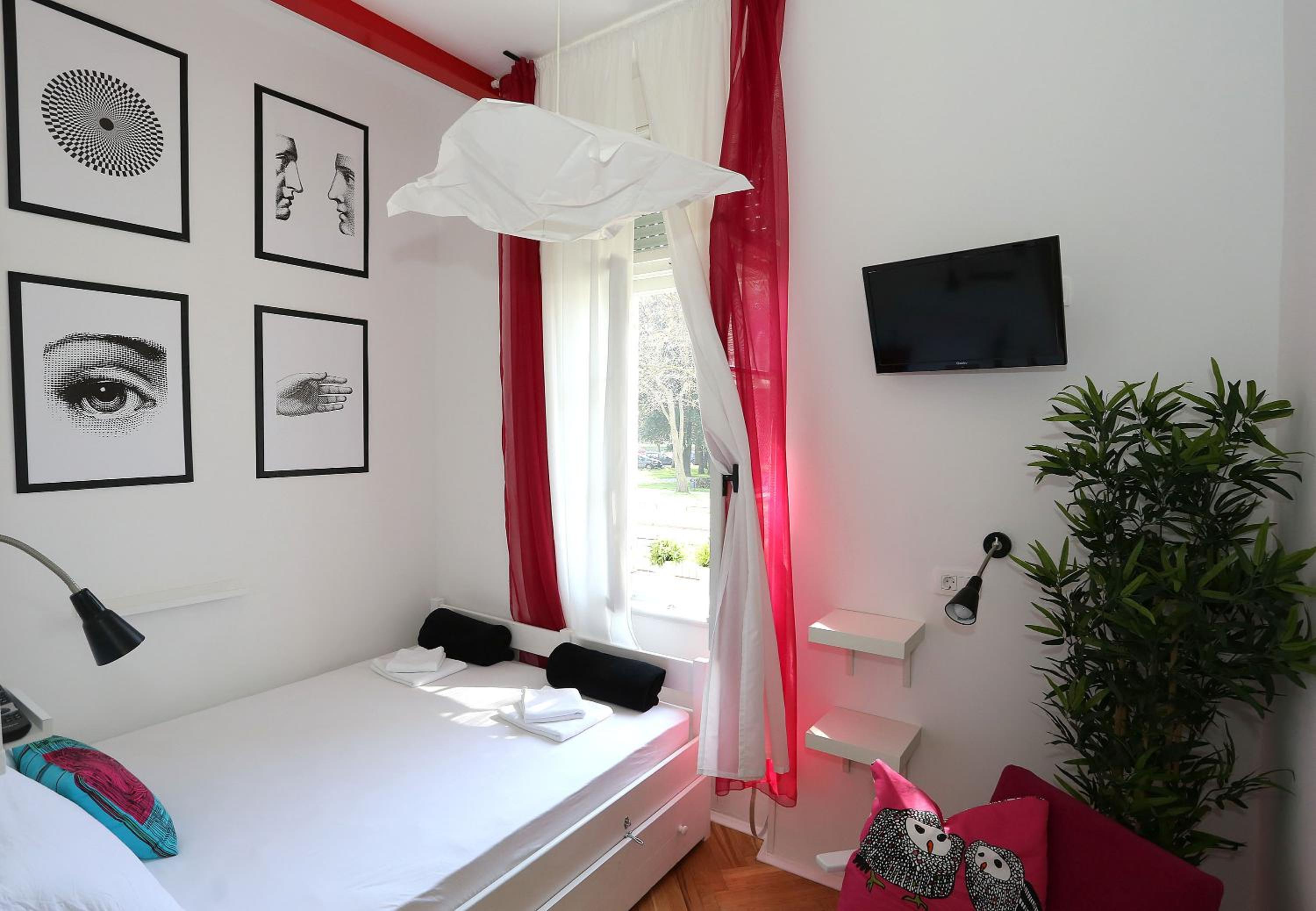 Double Room with Garden View and Private Bathroom - Photo 1