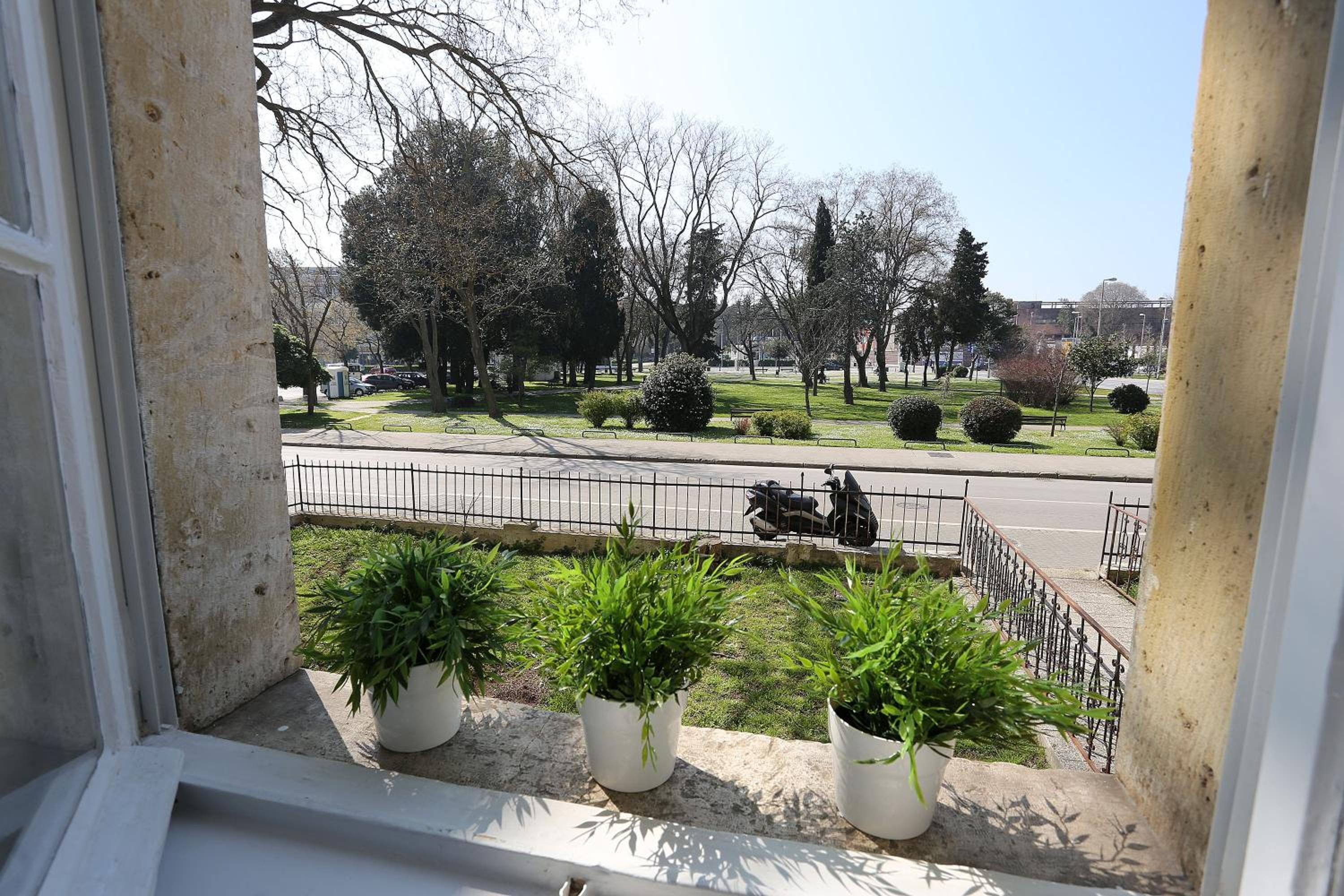 Double Room with Garden View and Private Bathroom - Photo 6