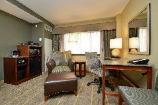 Double Queen Room with Two Queen Beds and City View - Photo 4