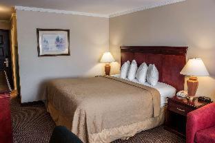 Queen Room with Two Queen Beds - Non Smoking - Photo 2