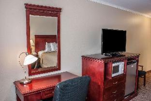 Queen Room with Two Queen Beds - Non Smoking - Photo 5