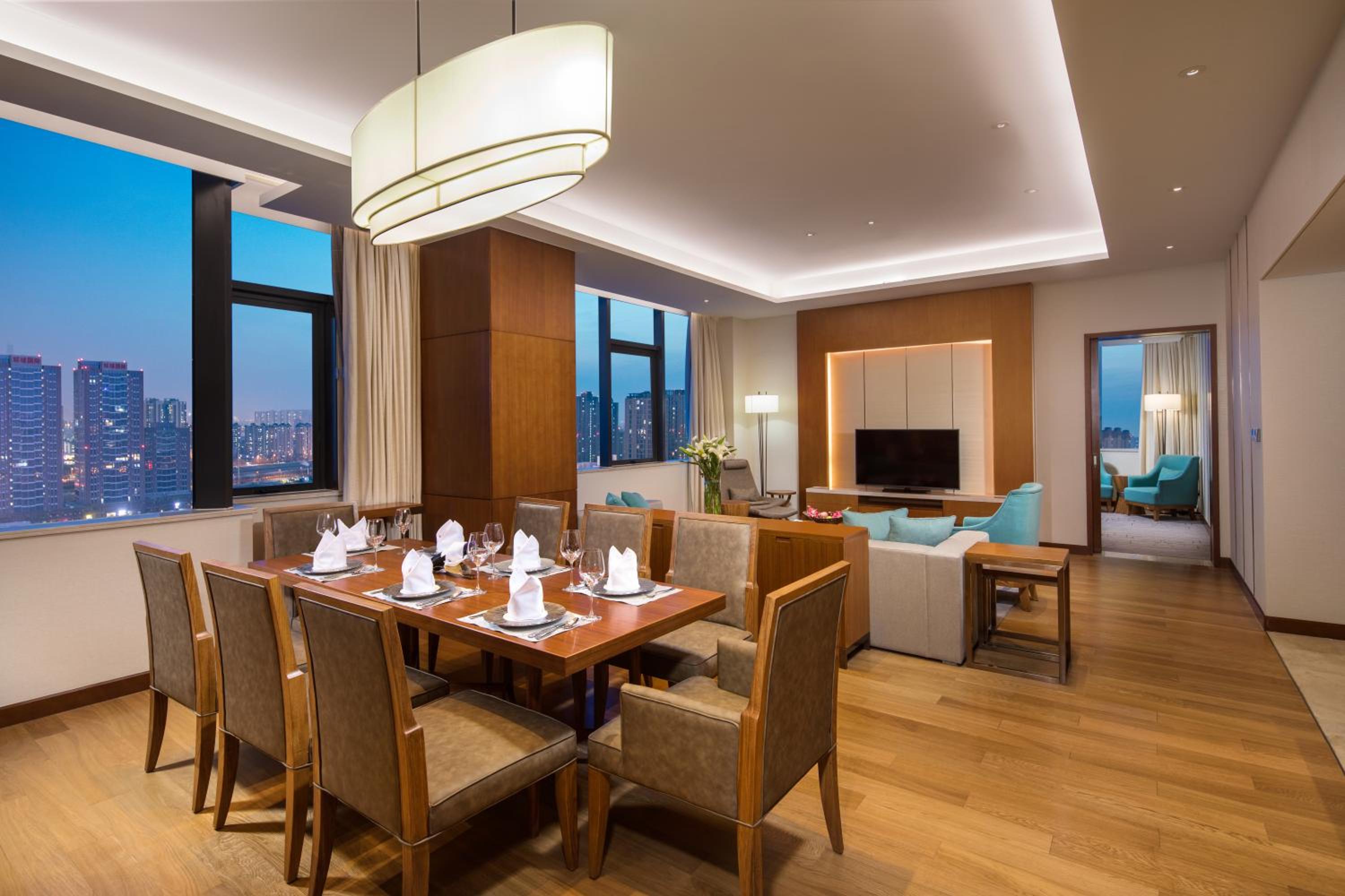 One-Bedroom Suite with Dining Area - Photo 1