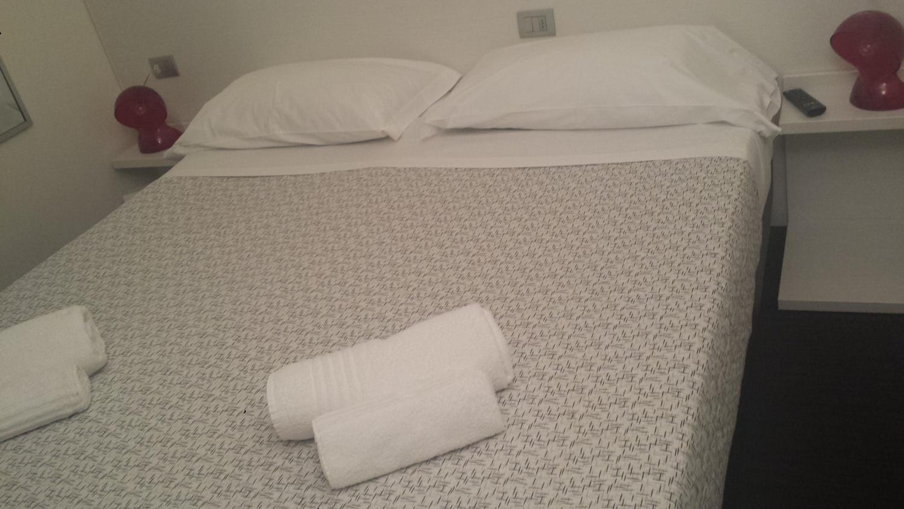 Double or Twin Room - Photo 8