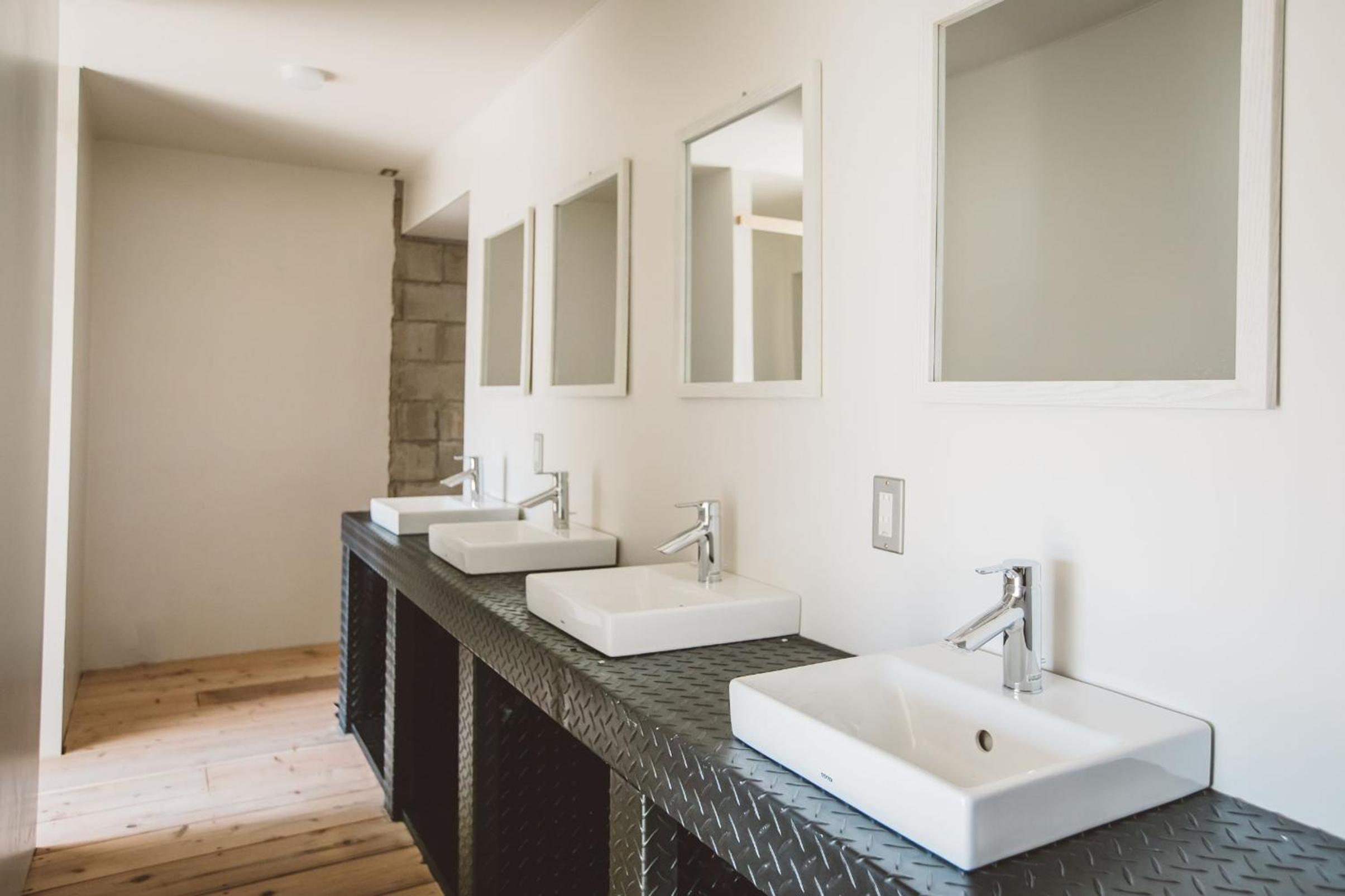 Single Room with Shared Shower and Toilet - Photo 11