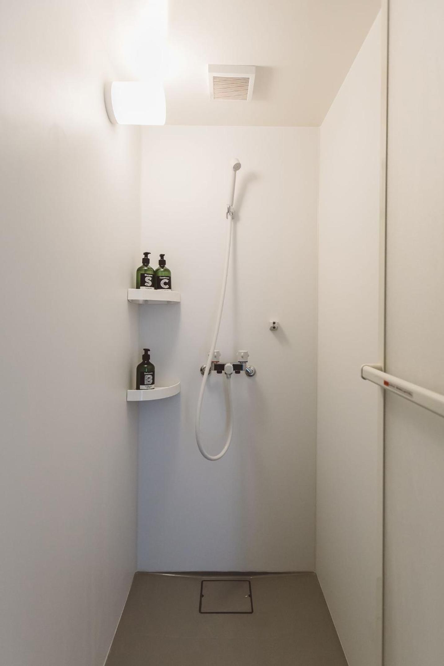 Single Room with Shared Shower and Toilet - Photo 12
