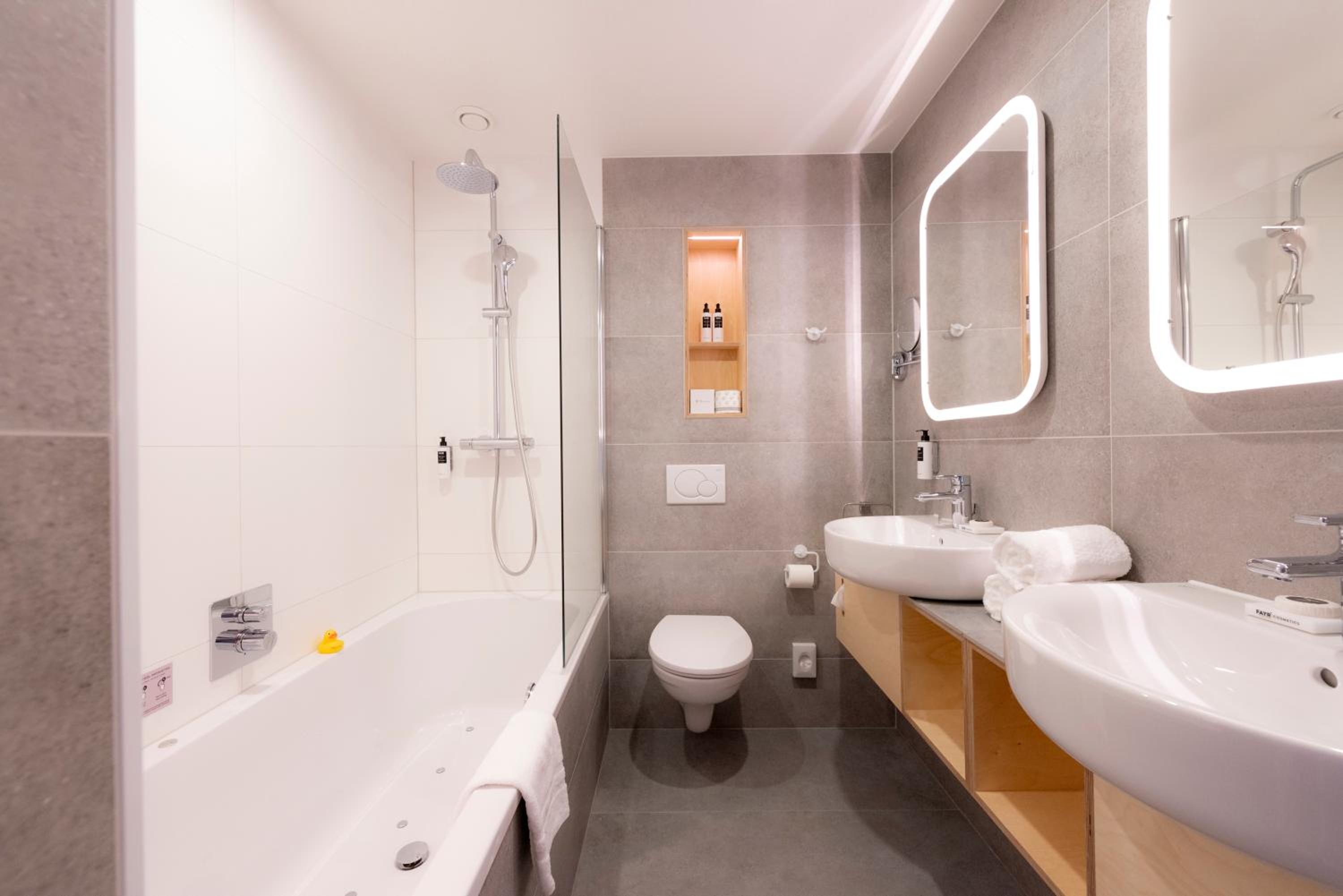 Double Room with Spa Bath photo 3