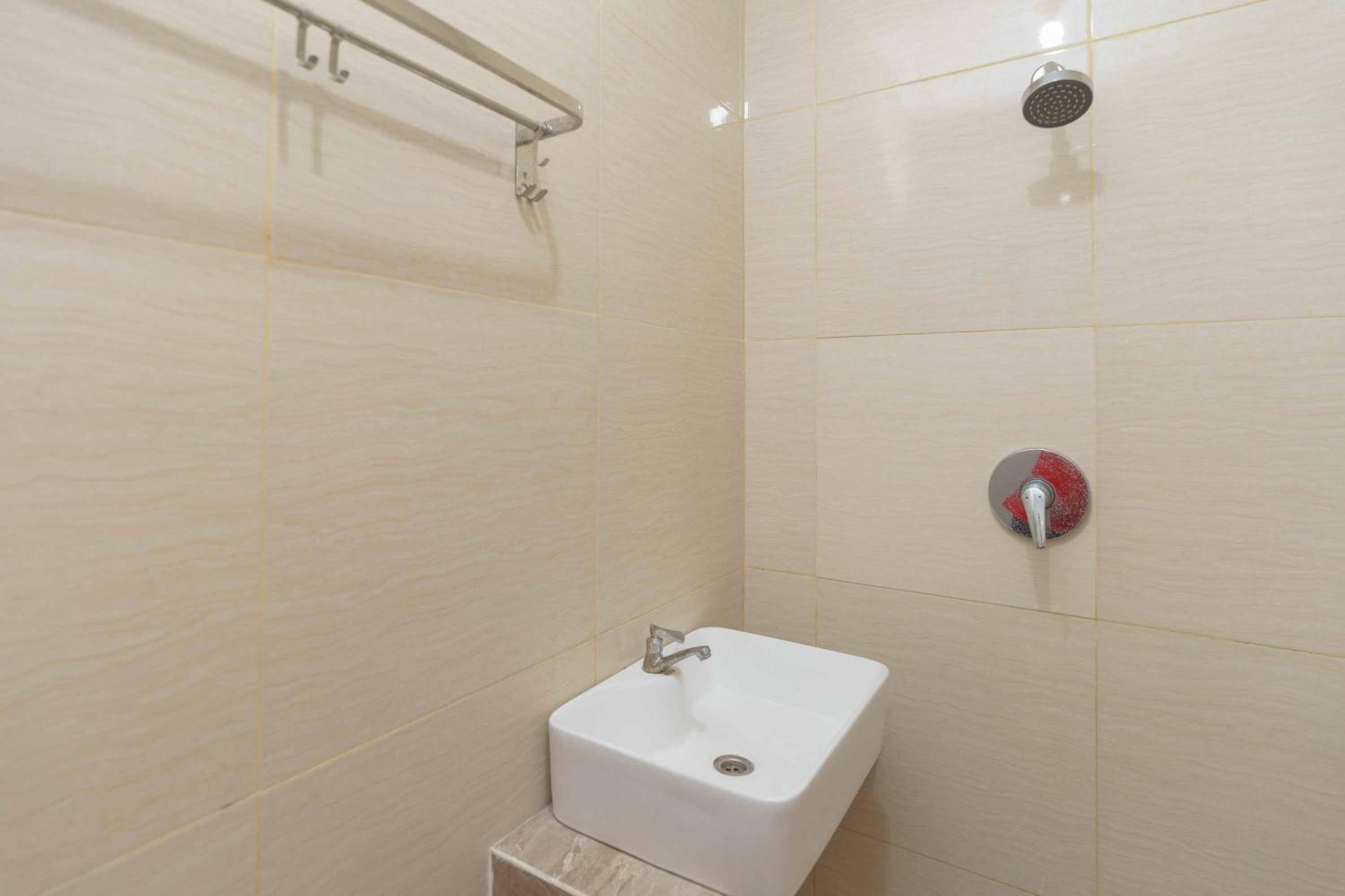 Standard Double Room - Photo 8