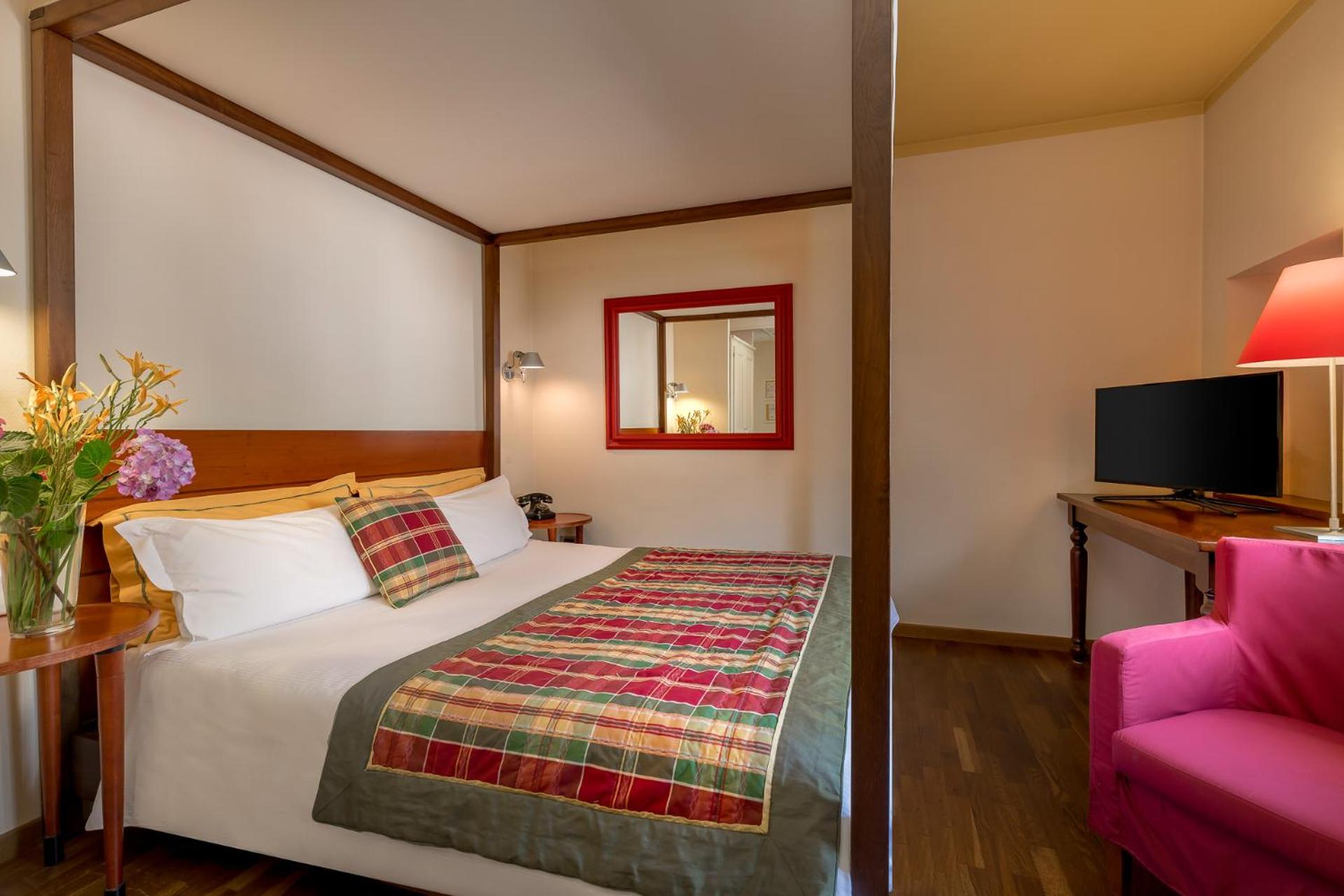 Standard Double or Twin Room with view - Photo 2