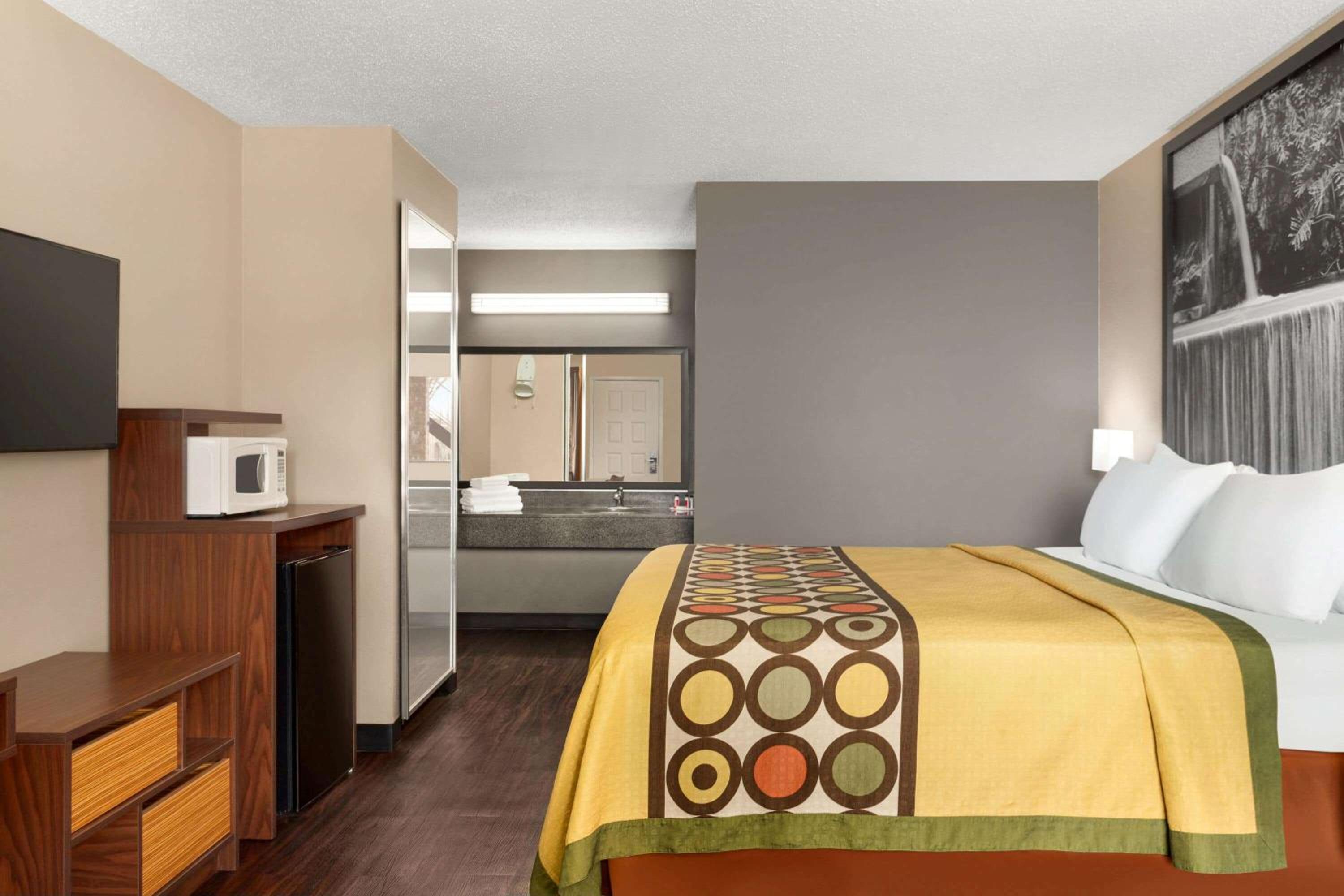 King Room - Non-Smoking - Photo 1
