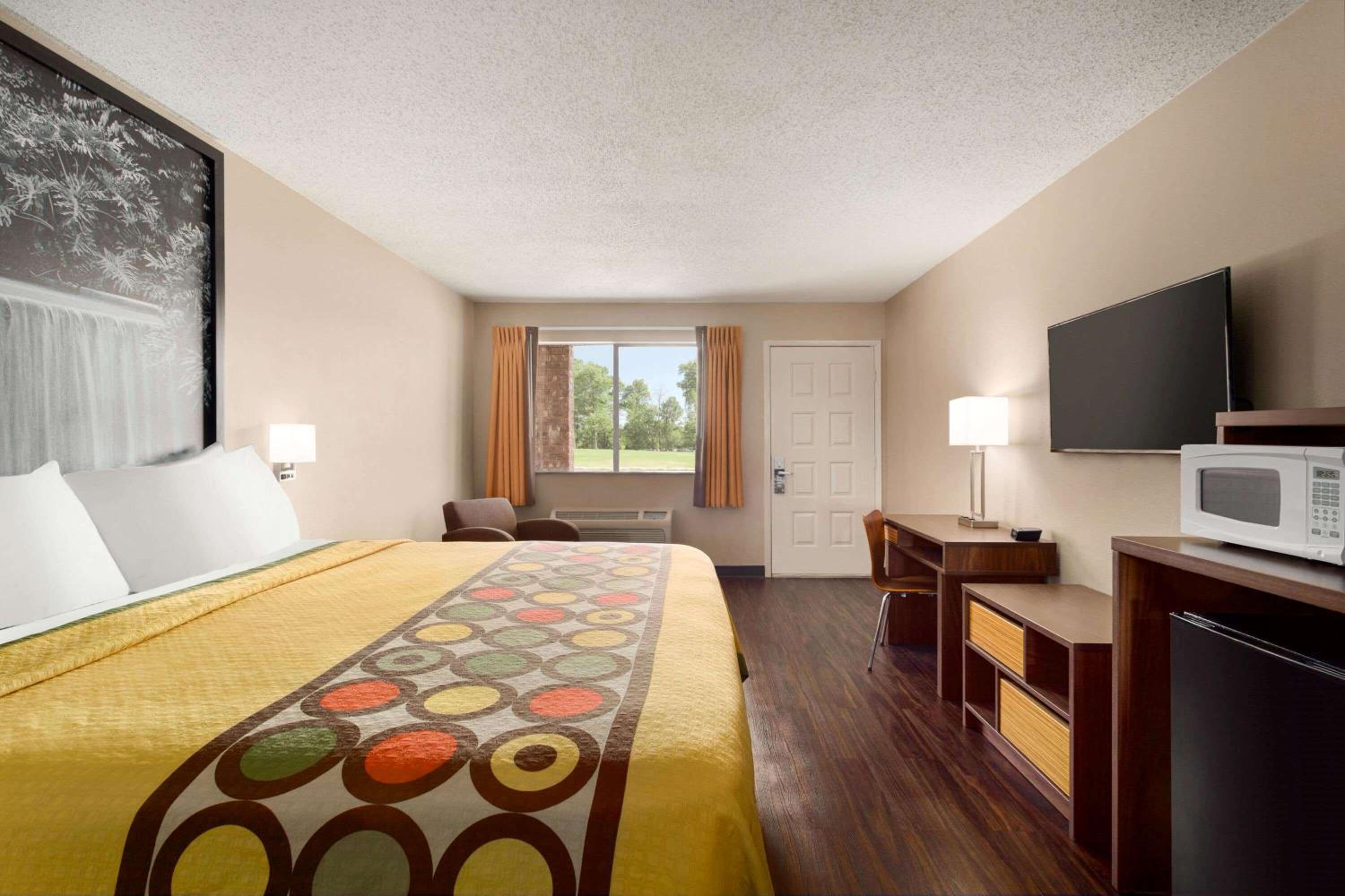 King Room - Non-Smoking - Photo 7